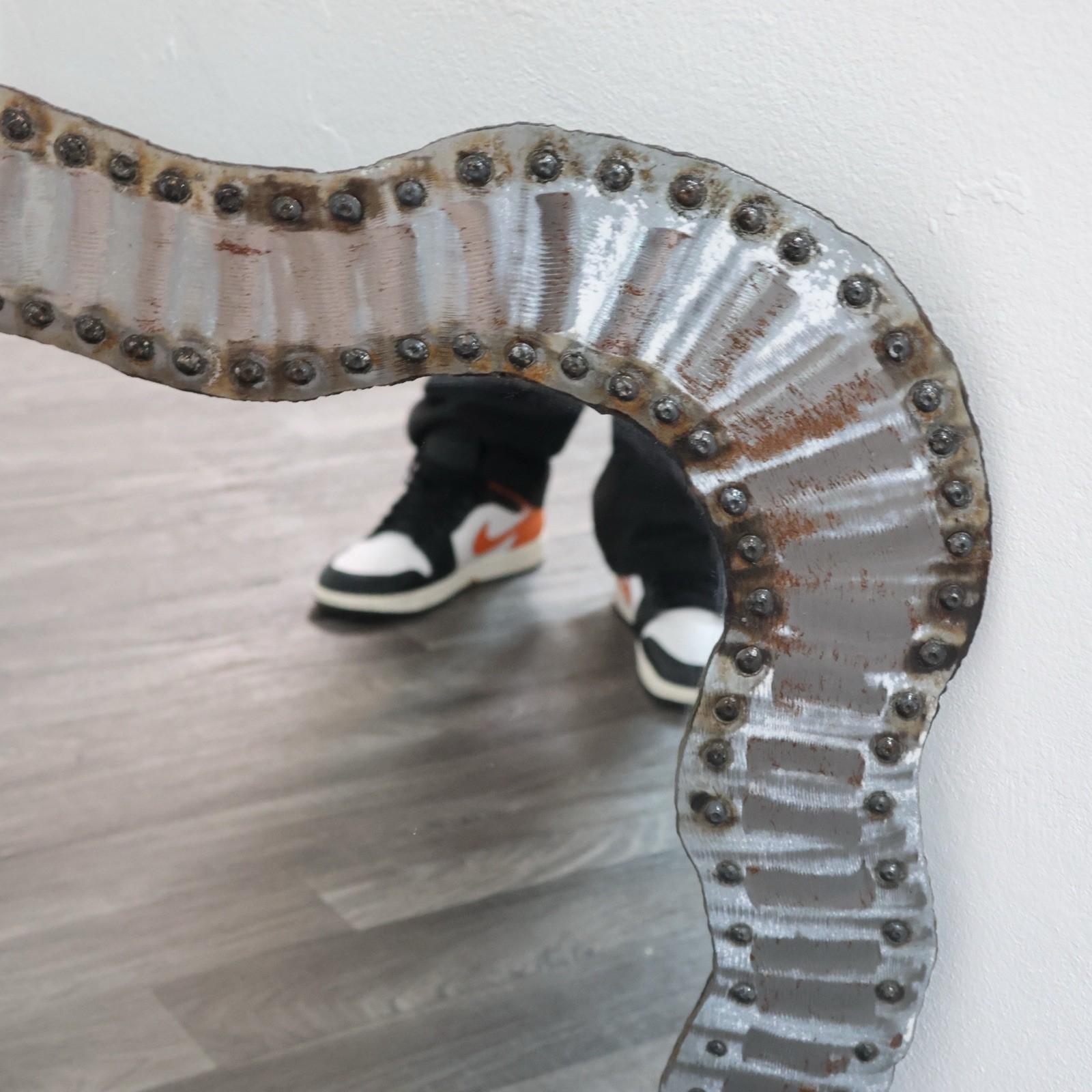 Specchio Da Parete Brutalist Borchiato In Metallo Anni 60 Design Modernariato en venta 1