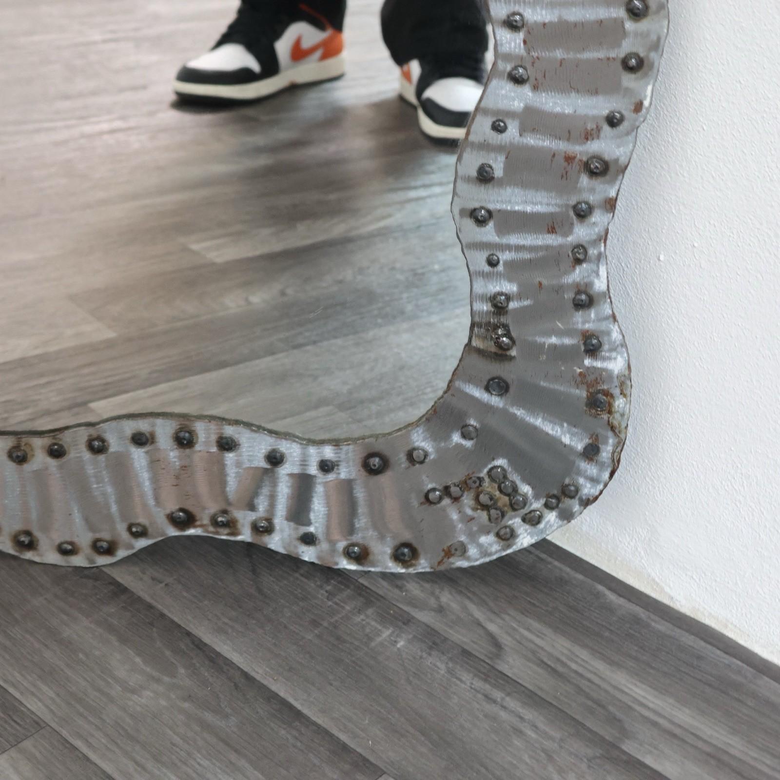 Specchio Da Parete Brutalist Borchiato In Metallo Anni 60 Design Modernariato en venta 2