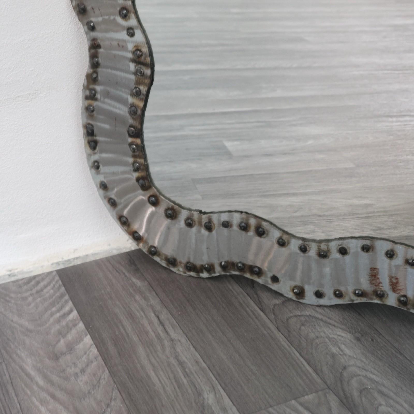 Specchio Da Parete Brutalist Borchiato In Metallo Anni 60 Design Modernariato en venta 3