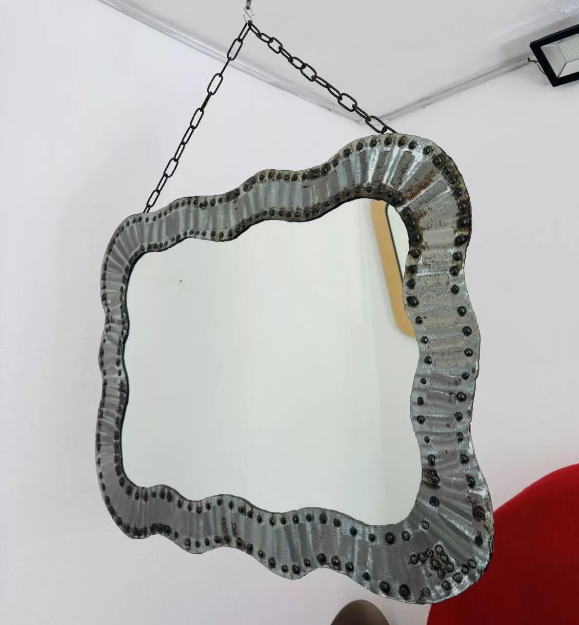 Brutalistisches Design 1960er Jahre Modernist Wandspiegel.

Gebogener Metallrahmen mit Nieteneffekt.

Der Artikel ist in einem guten konservativen Zustand, Gebrauchs- und Altersspuren sind vorhanden. (Siehe Foto)

Höhe 64 cm

Breite 84 cm


N.B.: