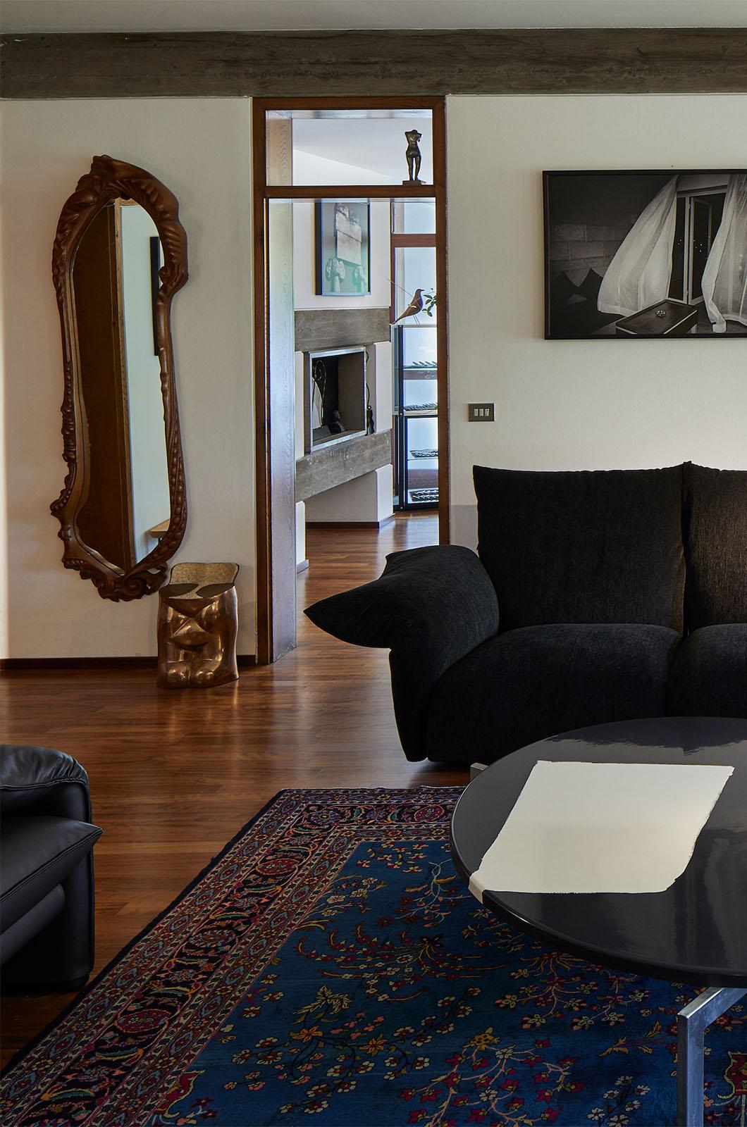 Lo specchio da parete “Calvet”, disegnato da Antoni Gaudí, fa parte di una serie di arredi creati per gli uffici della casa Calvet. Un pezzo originale degli anni '80, caratterizzato da una cornice in rovere massiccio, dipinta e intarsiata. Telaio in