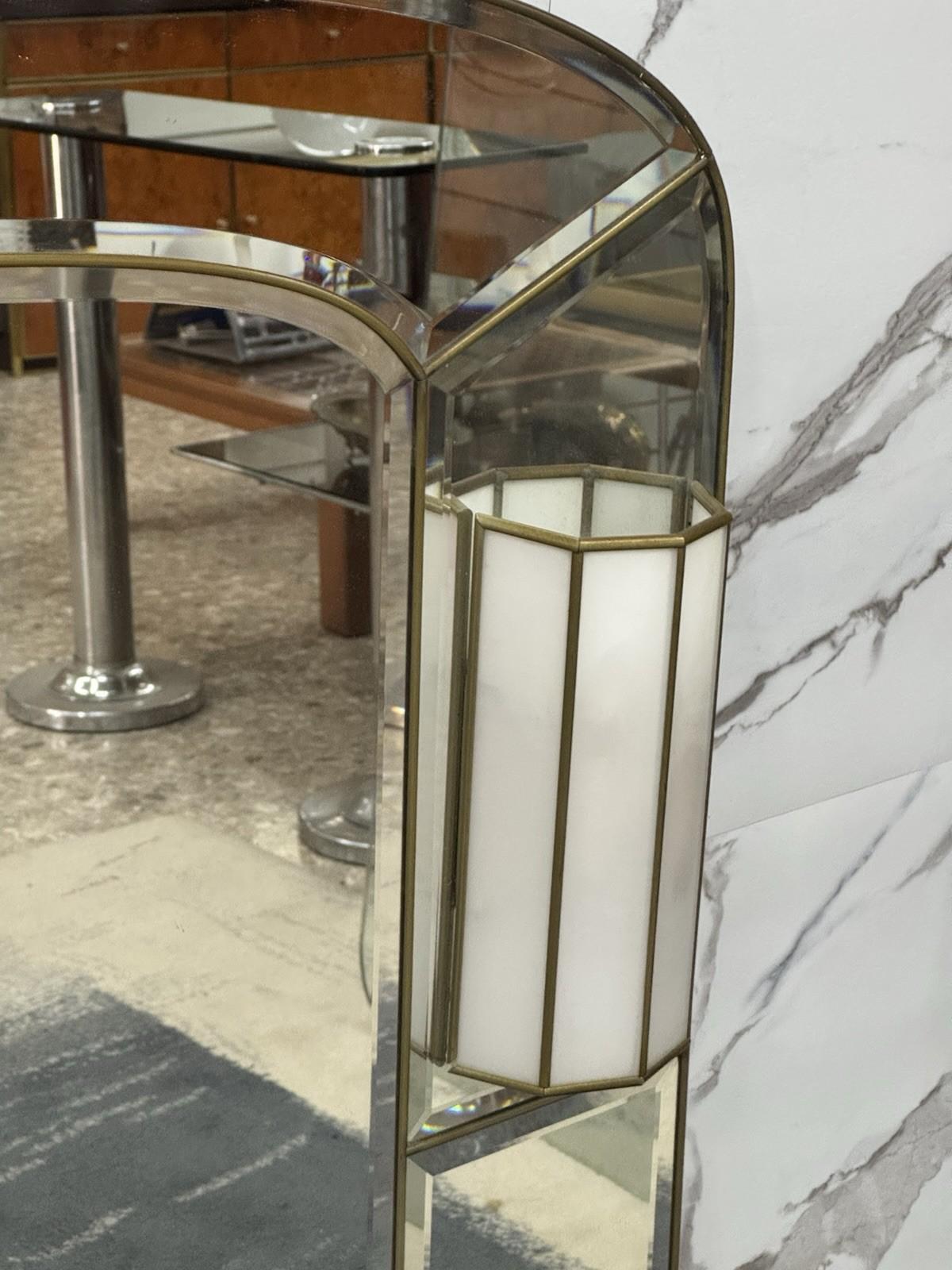 Late 20th Century Miroir mural avec paire d'appliques 70s Hollywood Regency Design en vente