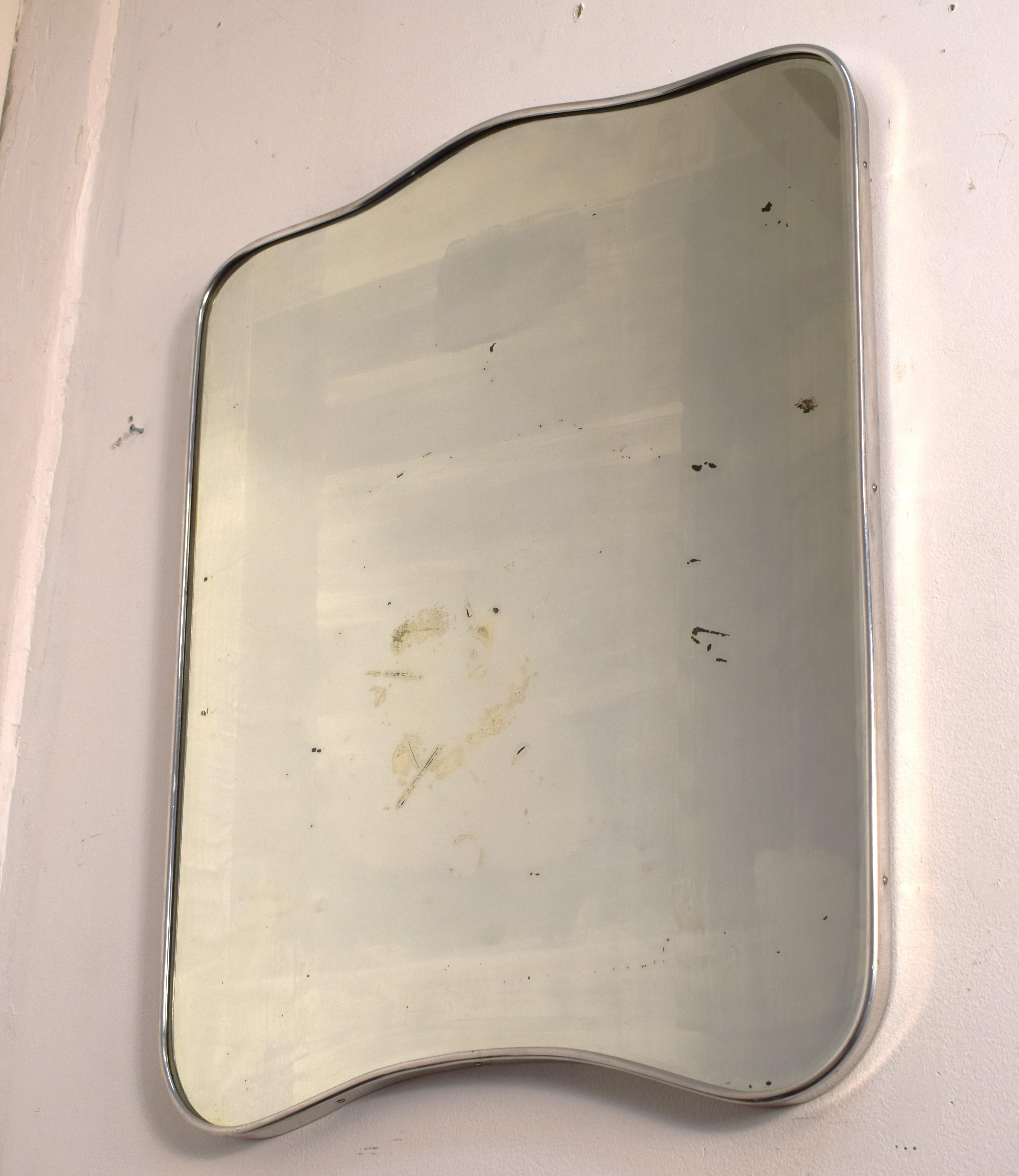 Wall mirror with aluminum frame, Italian production circa 1940s.
Brisk edges in the full Italian style of the last century.
Solid frame, frame in perfect condition, defective glass, minor missing and stains, to be replaced, see photos.
Dimensions: