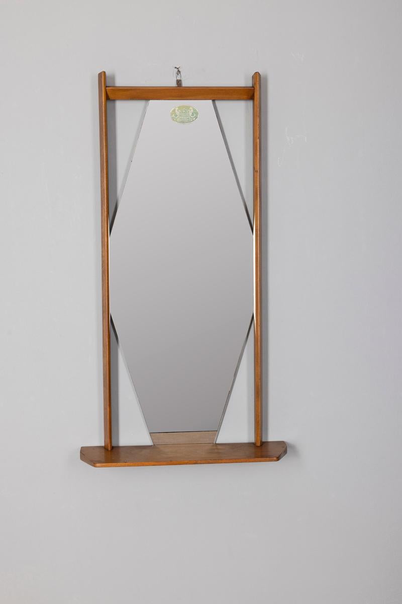 Specchio da parete con cornice e mensola in Teak, design Italiano, anni 60.

CONDIZIONI:
In buone condizioni, può presentare segni d'usura dati dal tempo.

DIMENSIONI: 
Altezza 91 cm; Larghezza 50 cm;  Lunghezza 14 cm;  

MATERIALI: 
Legno e