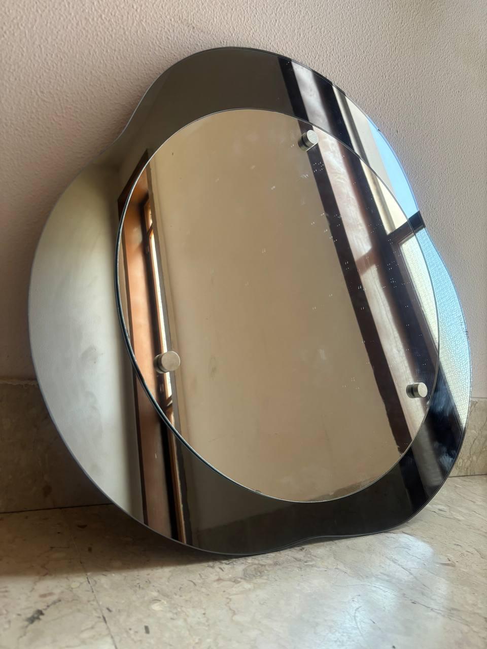 Delizioso specchio da parete caratterizzato da una cornice in bronzo con curvature uniche nella forma così glamour.
e un retro in legno verniciato come dimostrano le foto.
Specchio da parete rotondo in cristallo pesante, realizzato in Italia da