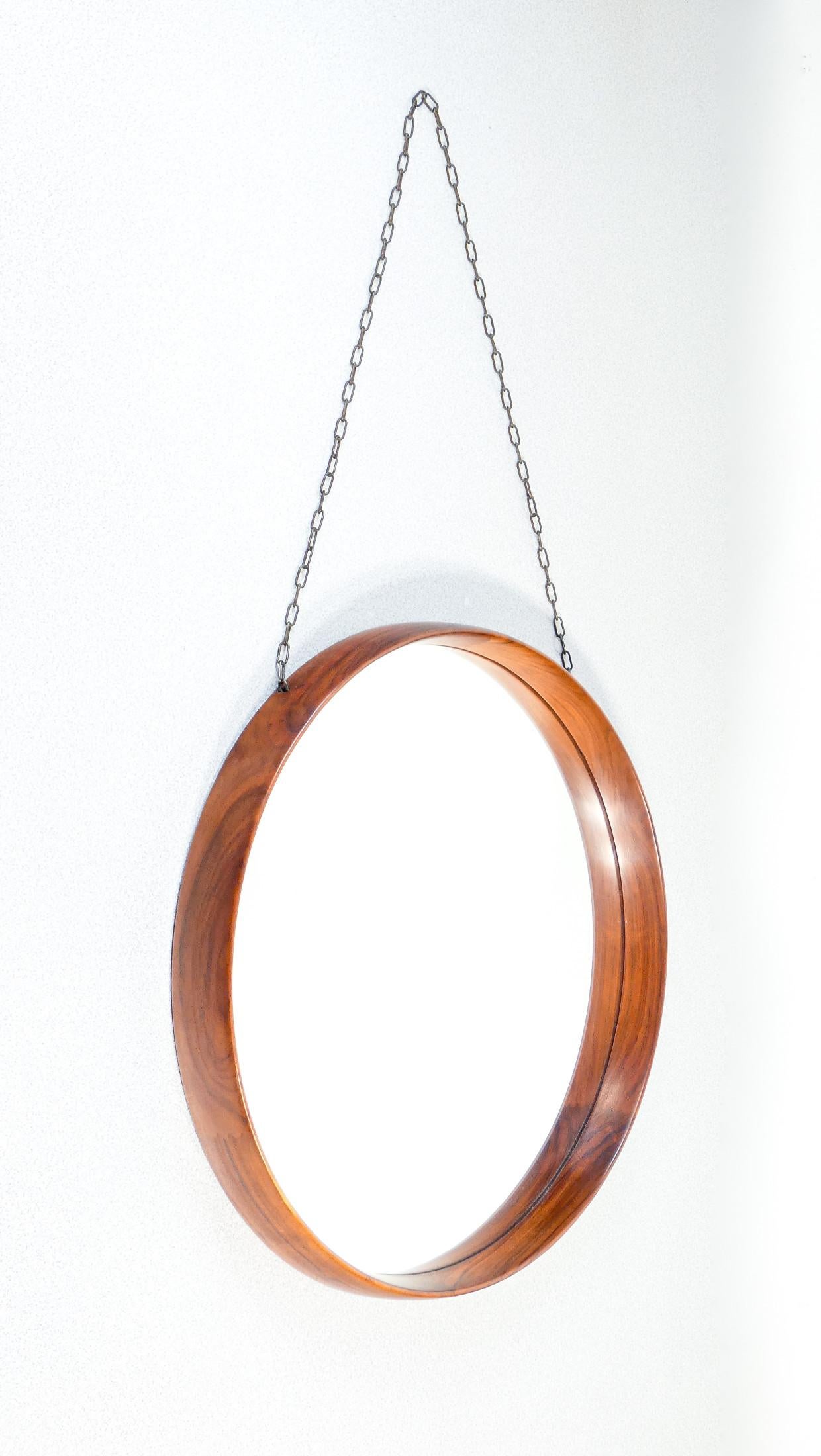 Wall mirror
wooden round, design
Uno & Östen
KRISTIANSSON
for Vittsjö Möbel.

ORIGIN
Sweden

PERIOD
60s/70s

DESIGNER
Uno & Östen
KRISTIANSSON
two famous Swedish designer brothers, active mainly in the mid-twentieth century. Born in 1925 and 1927
