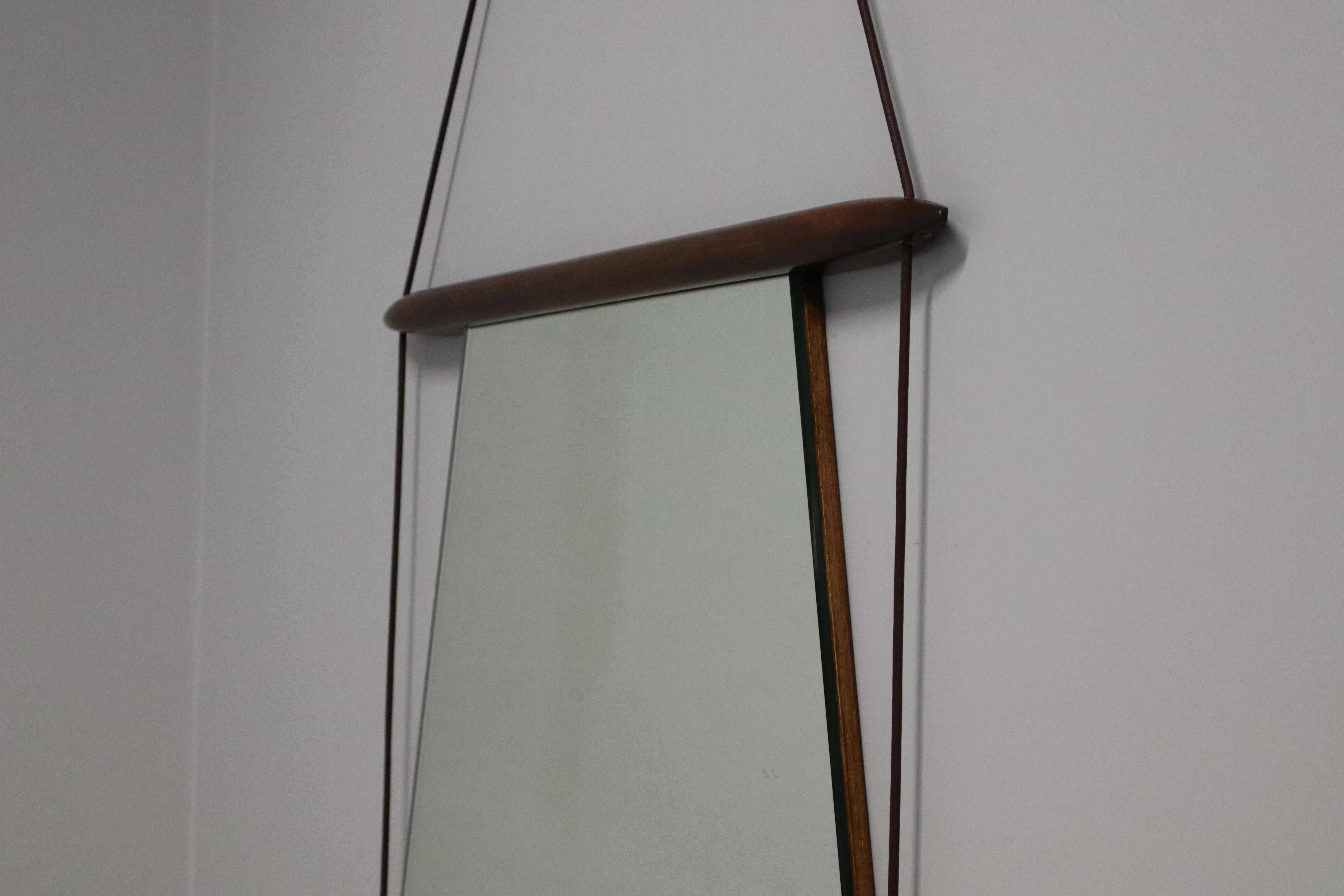 Wandspiegel, entworfen von Ico Parisi in den späten 1950er Jahren und hergestellt von Mobili Italiani Moderni (MIM). Der Spiegelrahmen ist aus Holz gefertigt. Die Rückseite des Spiegels ist ebenfalls aus Holz und trägt die MIM-Marke und die