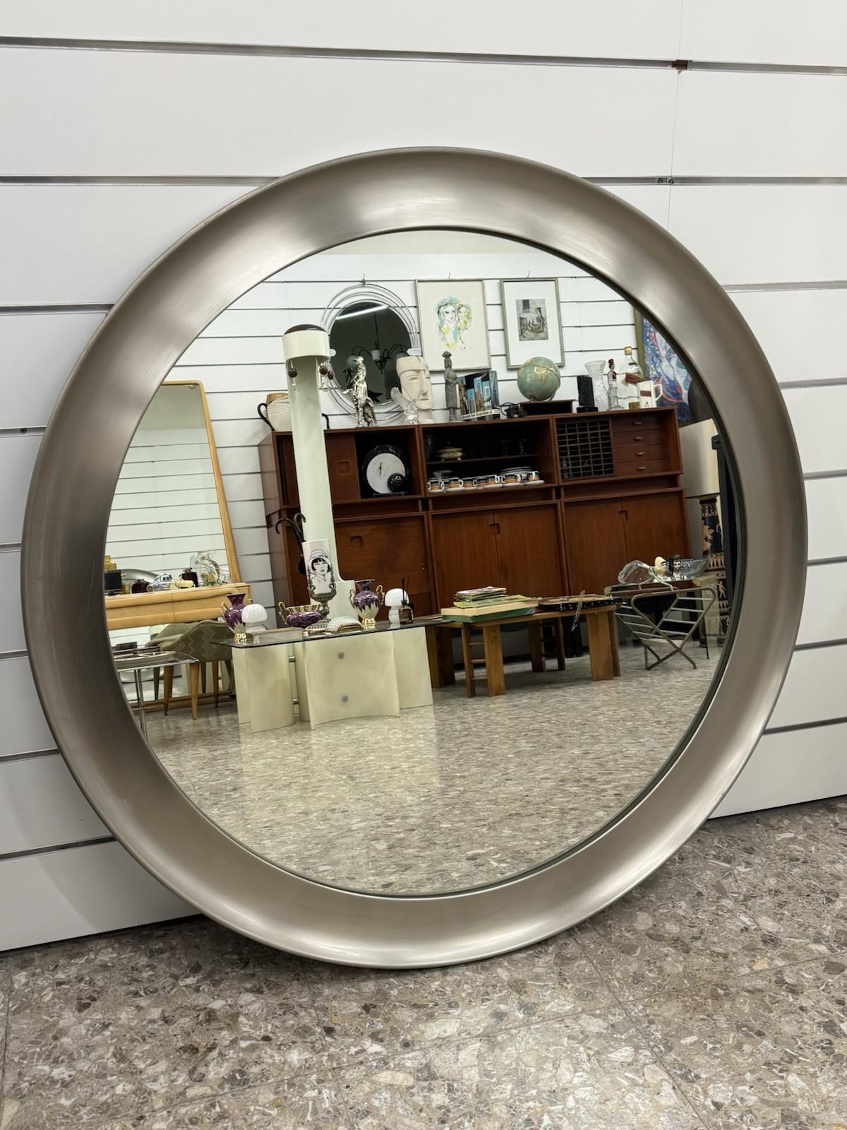 Specchio Da Parete Di Sergio Mazza Per Artemide Mod. Narciso Anni ‘70.

In buone condizioni conservative, presenti segni del tempo dovuti all’utilizzo e all’età. (Vedi foto)
MACCHIE PRESENTI!

Diametro 112 cm

Profondità 5cm


Spedizione gratuita in