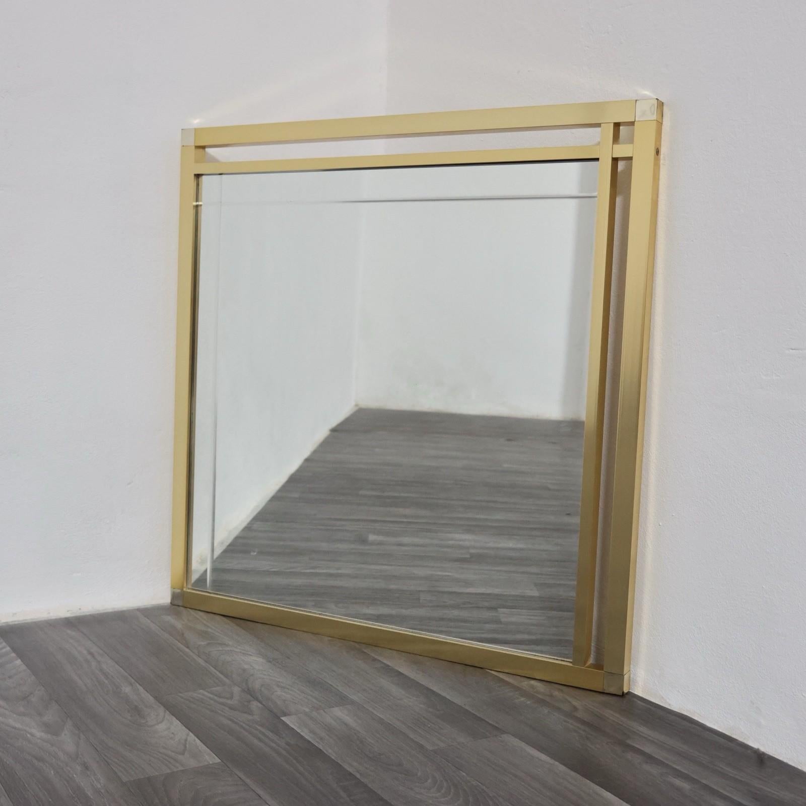 Specchio Da Parete Hollywood Regency Design 1970 Modernariato.


Élégante pièce de parement dans le style Hollywood Regency, datant des années 70. L'objet présente une corniche raffinée en métal avec finition dorée, ornée de lignes pulpeuses et de