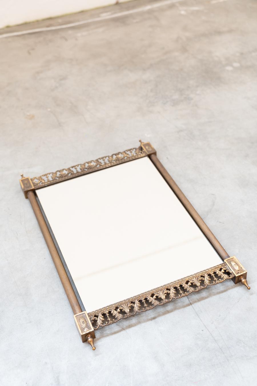 Wall mirror, brass with carved and pierced profiles at top and bottom, Mid Century.
Brass mirror, with carved profiles, 1950s
H79 x L51.5 x P3 - Kg5
Style
Vintage
Periodo del design
1950 - 1959
Production Period
1950 - 1959
Year