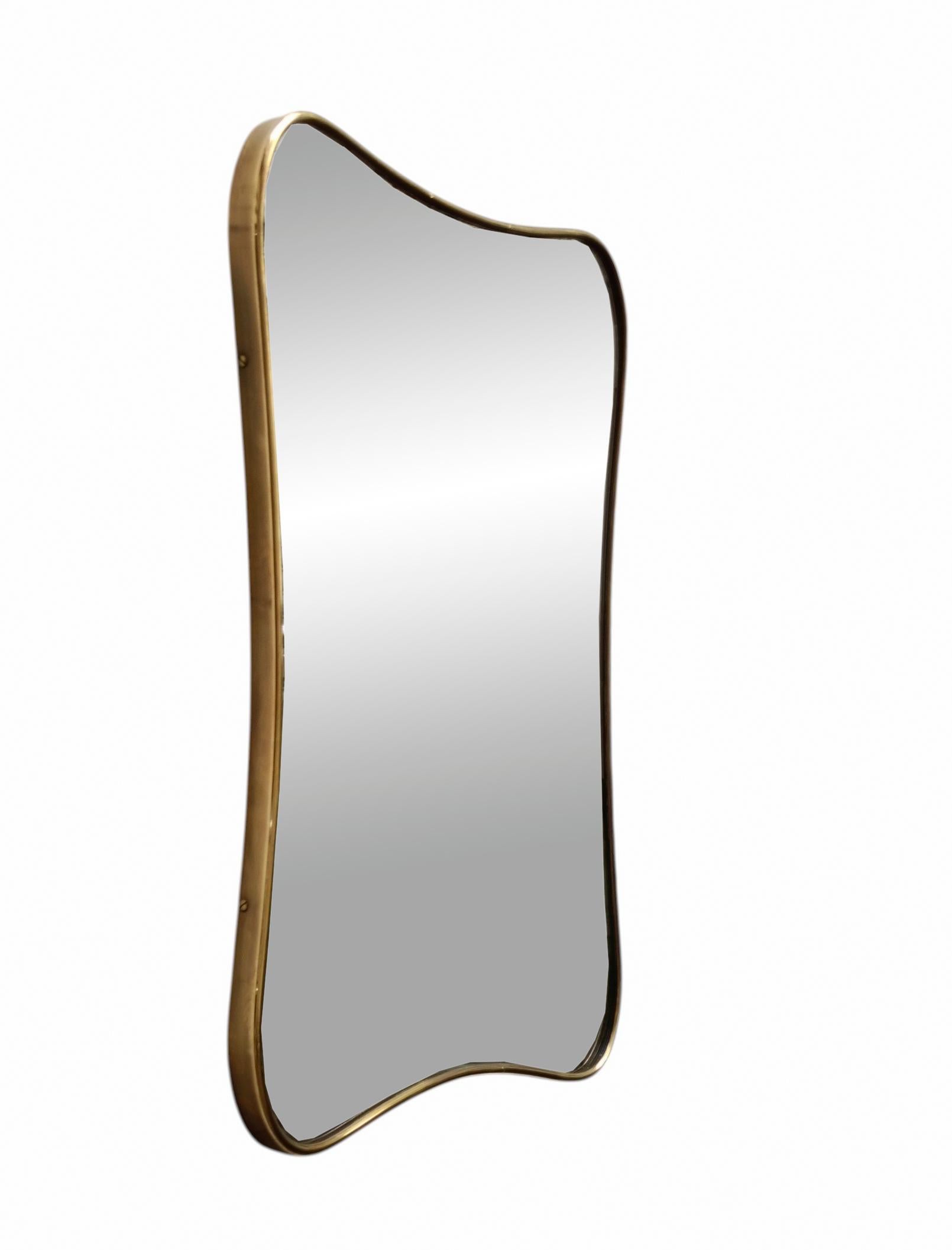 Specchio con struttura in legno e cornice in ottone alla maniera di Gio Ponti, prodotto in Italia negli anni '60. Lo specchio è in buone condizioni
 