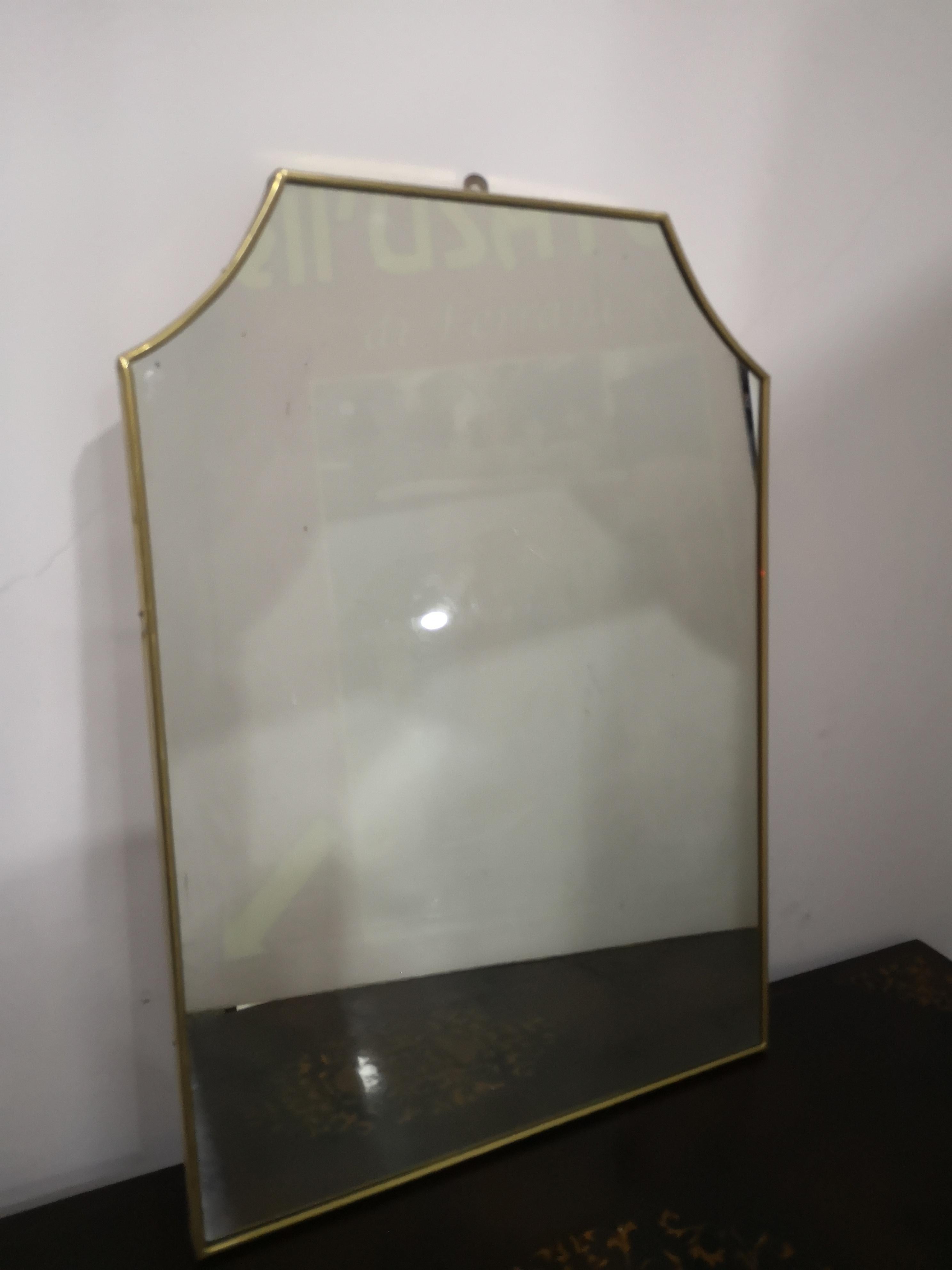 Specchio da parete in ottone anni 50 
in buone condizioni 
Lo specchio misura:
in altezza     cm 70
in larghezza cm 50
