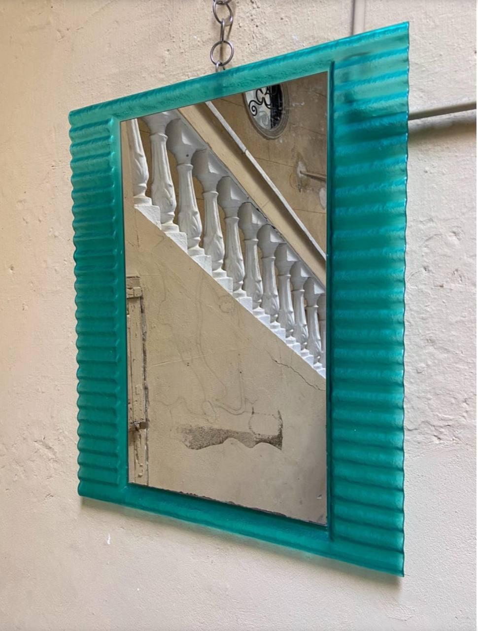 Specchio da parete anni '80 con cornice scultorea in plastica verde/turchese.
Questo pezzo è stato prodotto in Italia, negli anni '80.
Il vetro dello specchio ha una piccola patina che gli conferisce carattere e mostra le sue origini