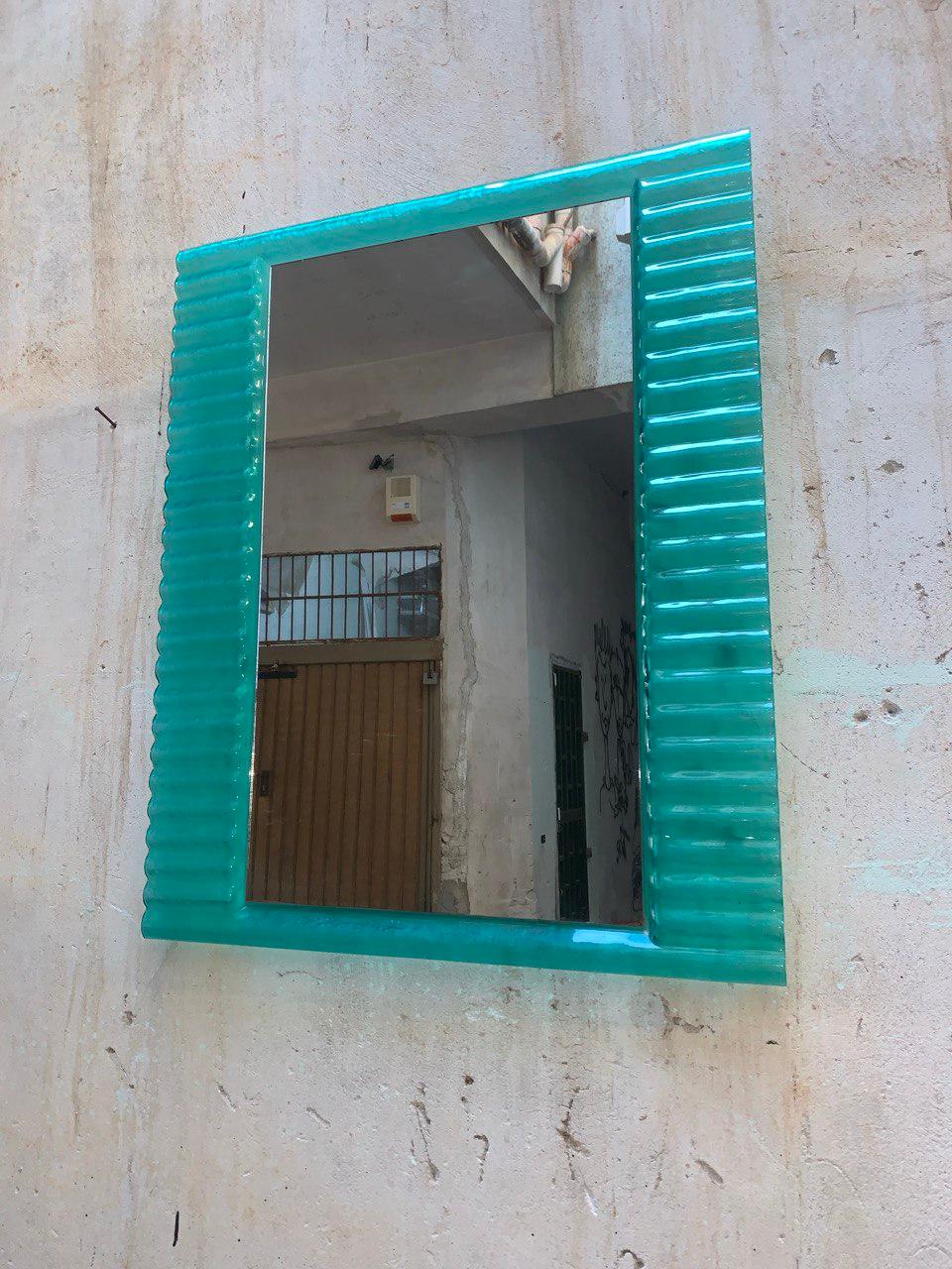 Italian Specchio da parete in plastica ondulata in stile Pop Art Greene & Greene, 80's in vendita