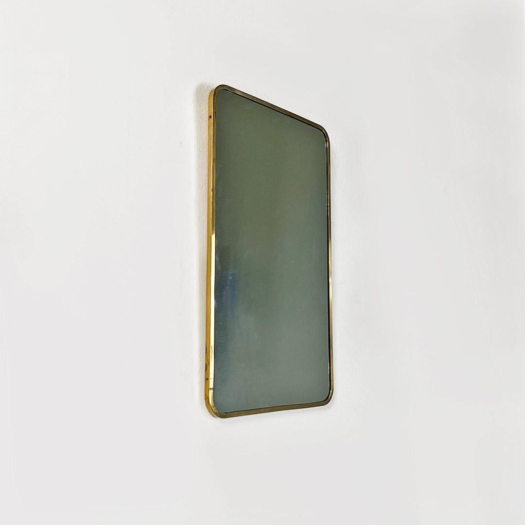 Mid-century Italian wall mirror, with brass frame, ca. 1950.
Wall mirror of rectangular shape with rounded corners, placed in a brass frame. The frame behind the mirror is made of wood. At the top it features a hook for hanging.
1950 ca.
Vintage
