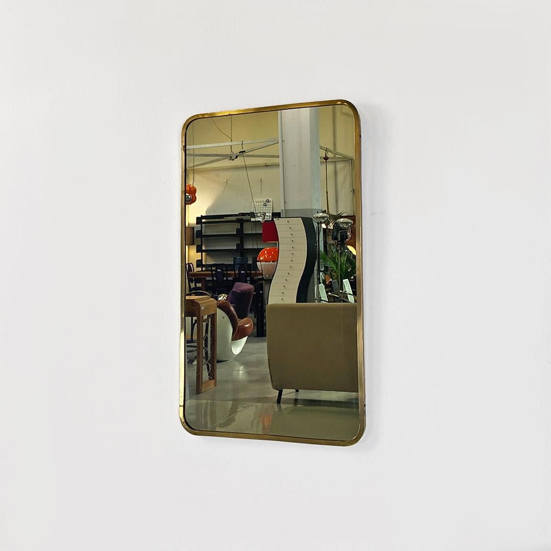 Mid-century Italian wall mirror, with brass frame, ca. 1950. In Good Condition For Sale In MIlano, IT