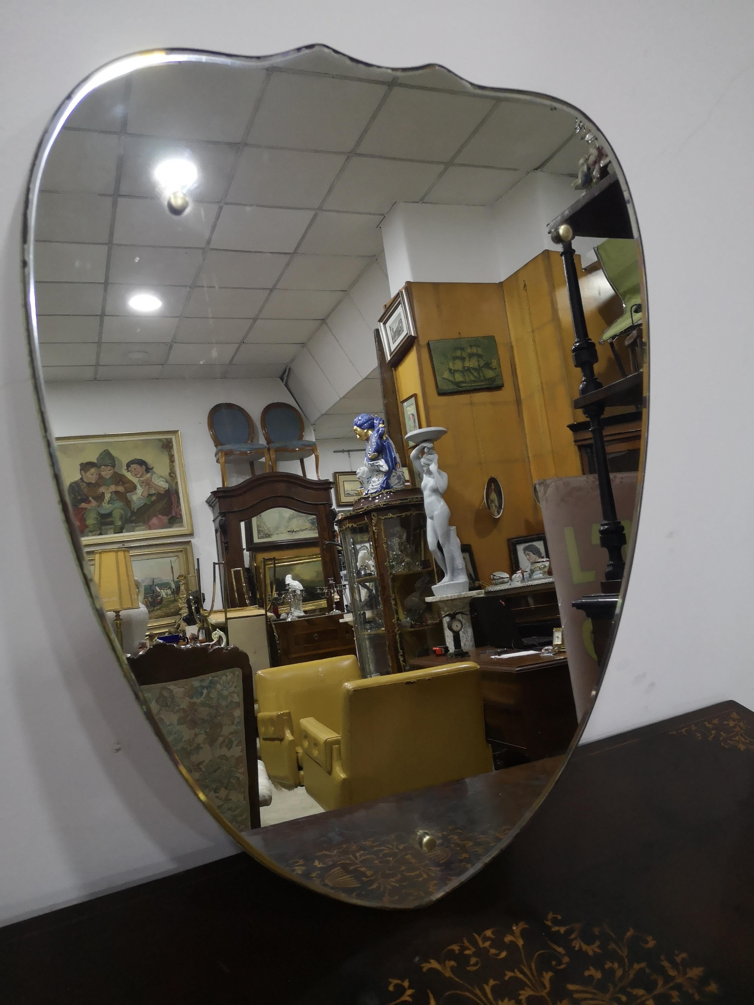 Specchio da parete molato con bottoni in ottone Anni 50 im Zustand „Gut“ im Angebot in Catania, IT