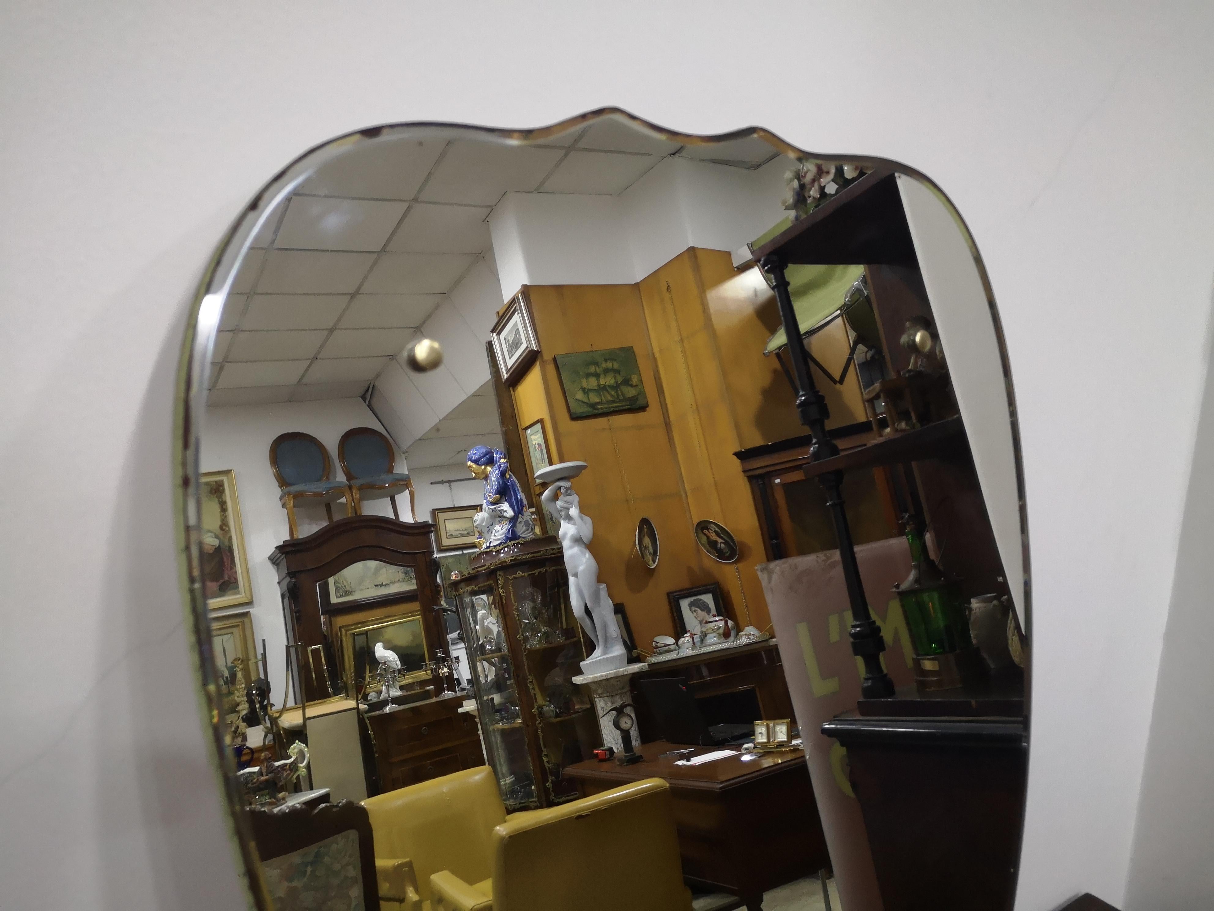 Mid-20th Century Specchio da parete molato con bottoni in ottone anni 50 For Sale