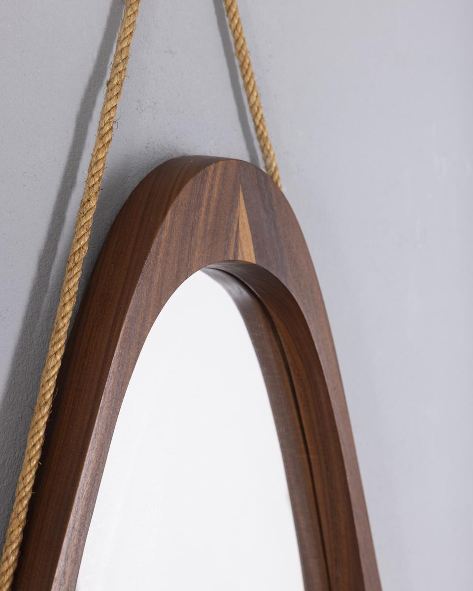 Specchio da parete ovale con struttura in legno, con cordino per applicarlo al muro, anni 60.

CONDIZIONI:
In buone condizioni, può presentare segni d'usura dati dal tempo.

DIMENSIONI: 
Altezza 111 cm; Larghezza 40 cm; Profondità 4 cm;

MATERIALI: