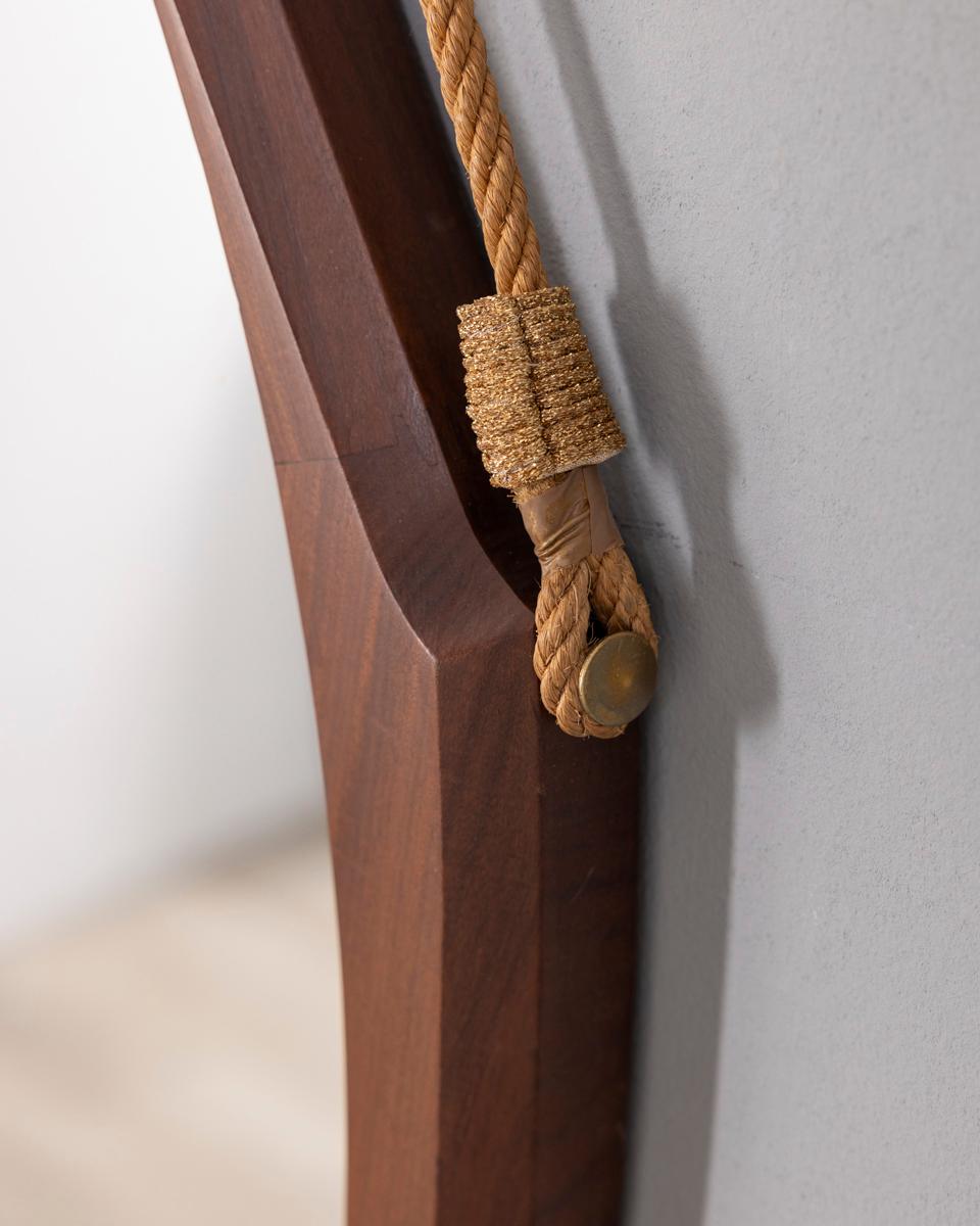 Specchio ovale da parete con cornice in legno, con corda per appendere al muro, stile italiano, anni '70.

CONDIZIONE:
In buone condizioni, può mostrare segni di usura dovuti all'età.

DIMENSIONI:
Altezza 102 cm; Larghezza 51 cm; Profondità 6