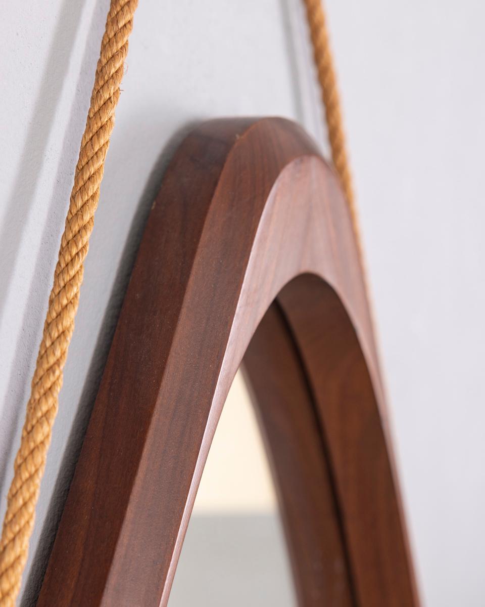 Mid-Century moderno Specchio da parete ovale vintage anni '70 in legno, design Italiano in vendita