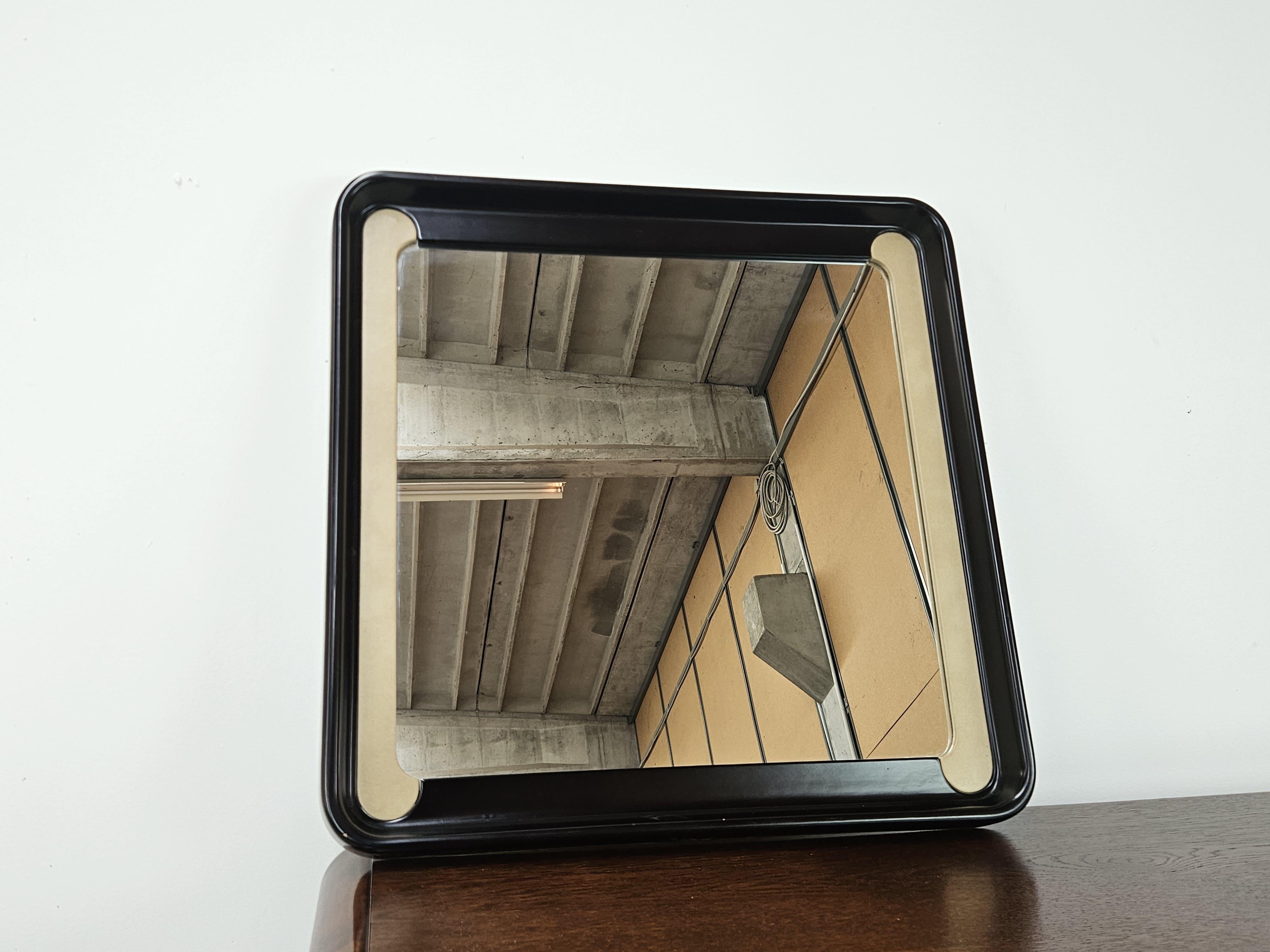 1970s mirror with plastic frame and interior skai decoration, very elegant and distinctive.

Behind it has a hook for hanging on the wall.

Normal signs due to age and use.
