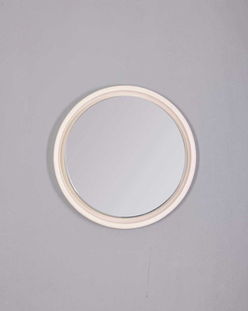 Grande specchio da parete rotondo con cornice in legno bianco, design italiano, anni '70.

CONDIZIONE:
In buone condizioni, presenta segni di usura dovuti al tempo.

DIMENSIONI:
Altezza 70 cm; Larghezza 70 cm; Profondità 7 cm;

MATERIALI:
Legno e