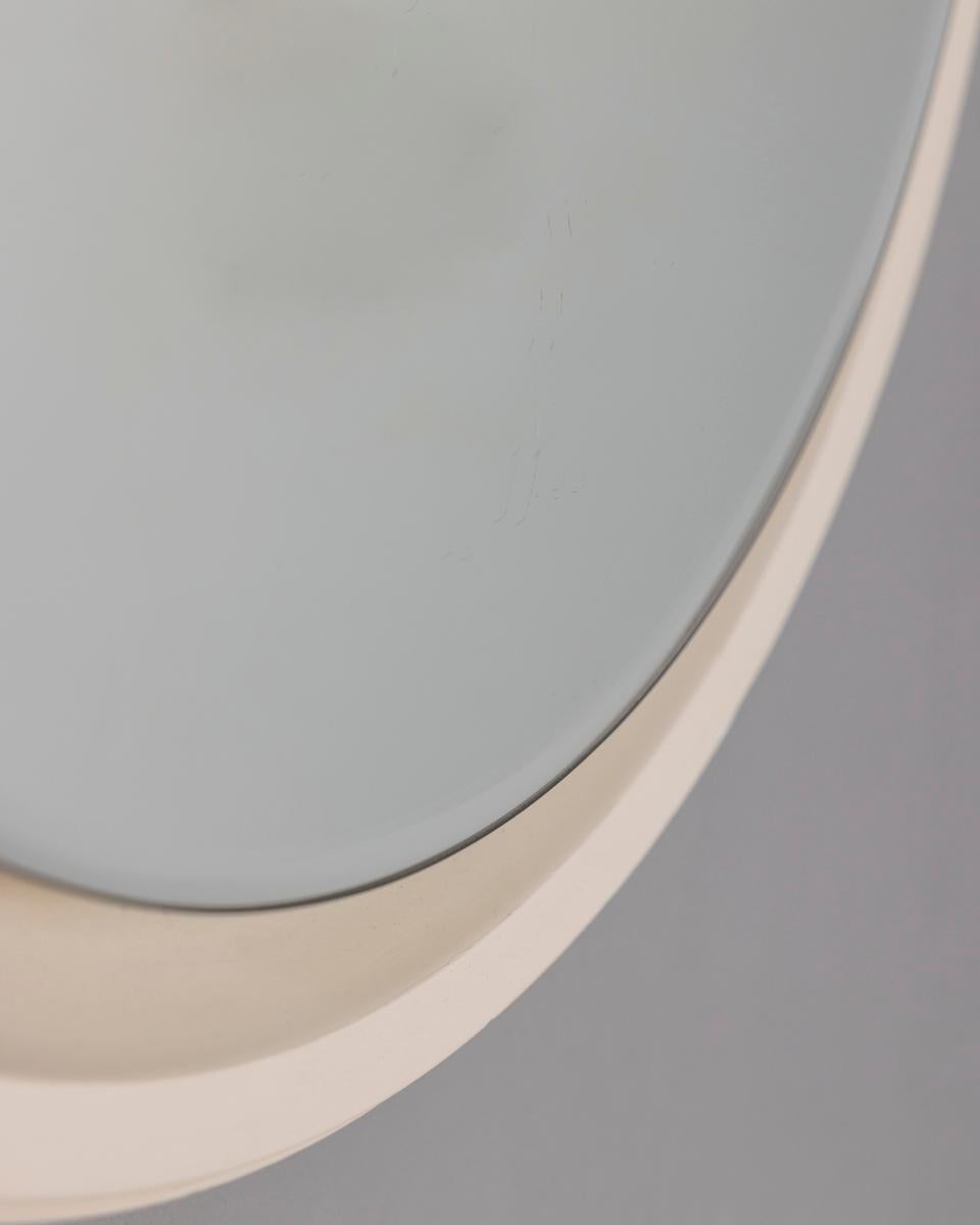 Italiano Specchio da parete rotondo vintage degli anni '70 in legno bianco, design Italia in vendita