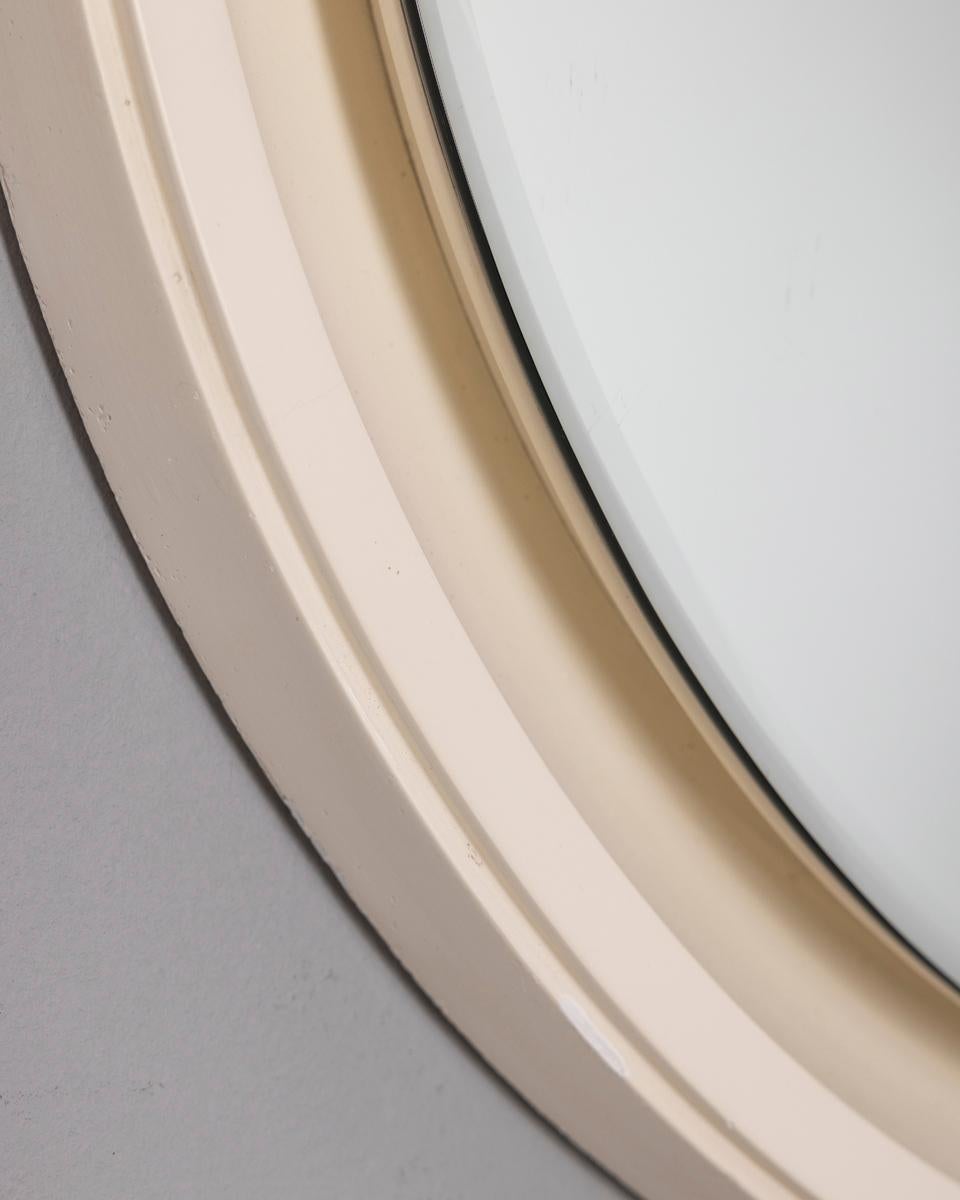 Specchio da parete rotondo vintage degli anni '70 in legno bianco, design Italia In condizioni buone in vendita a None, IT