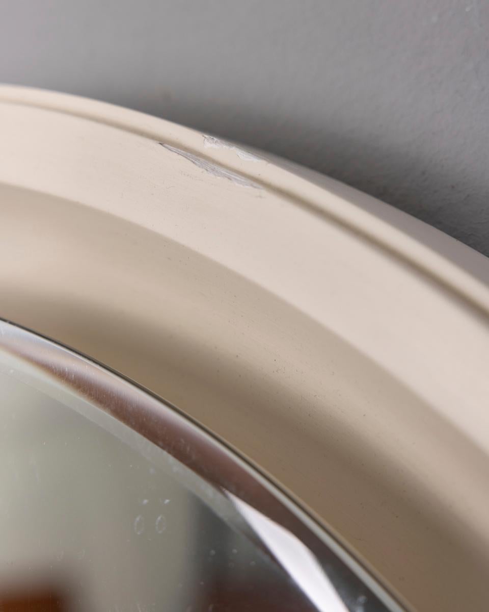 Vetro Specchio da parete rotondo vintage degli anni '70 in legno bianco, design Italia in vendita