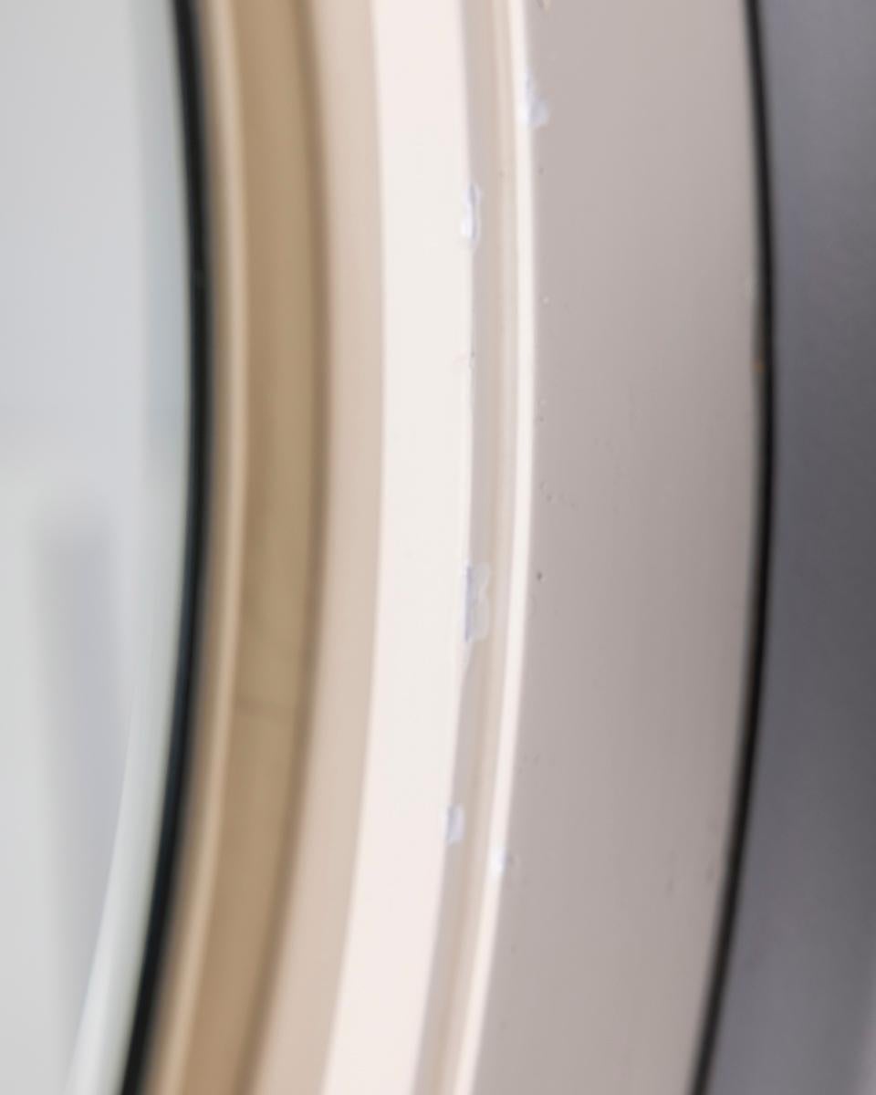 Specchio da parete rotondo vintage degli anni '70 in legno bianco, design Italia in vendita 1