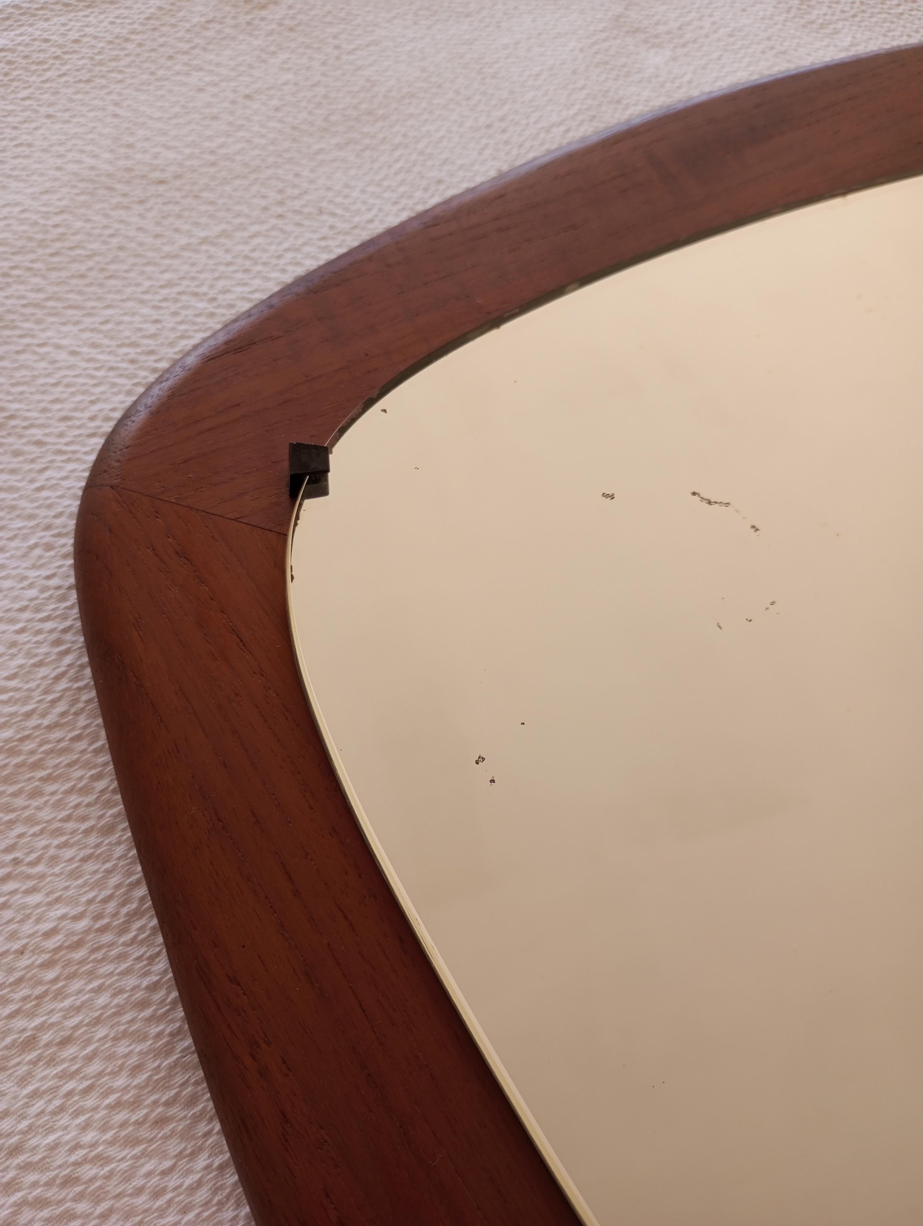 Miroir mural scandinave avec cadre  en teck en vente 1