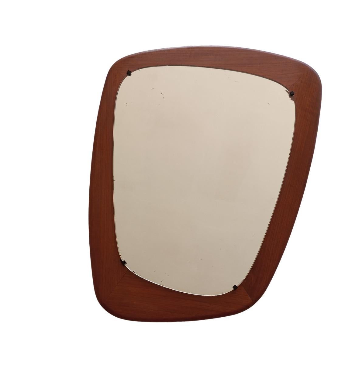 Miroir mural scandinave avec cadre  en teck en vente 2