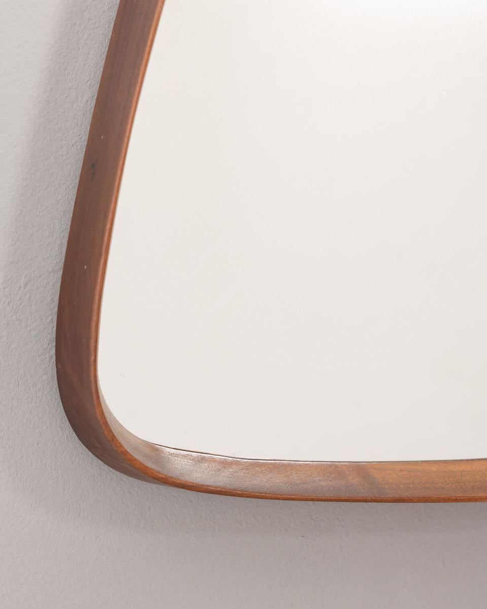 Miroir mural triangulaire avec cadre en bois et cordon de suspension, design italien, années 1970.

CONDITION :
En bon état, peut présenter des signes d'usure dus au temps

DIMENSIONS : 
Hauteur 85 cm ; largeur 53 cm ;  Longueur 4,5 cm ; 