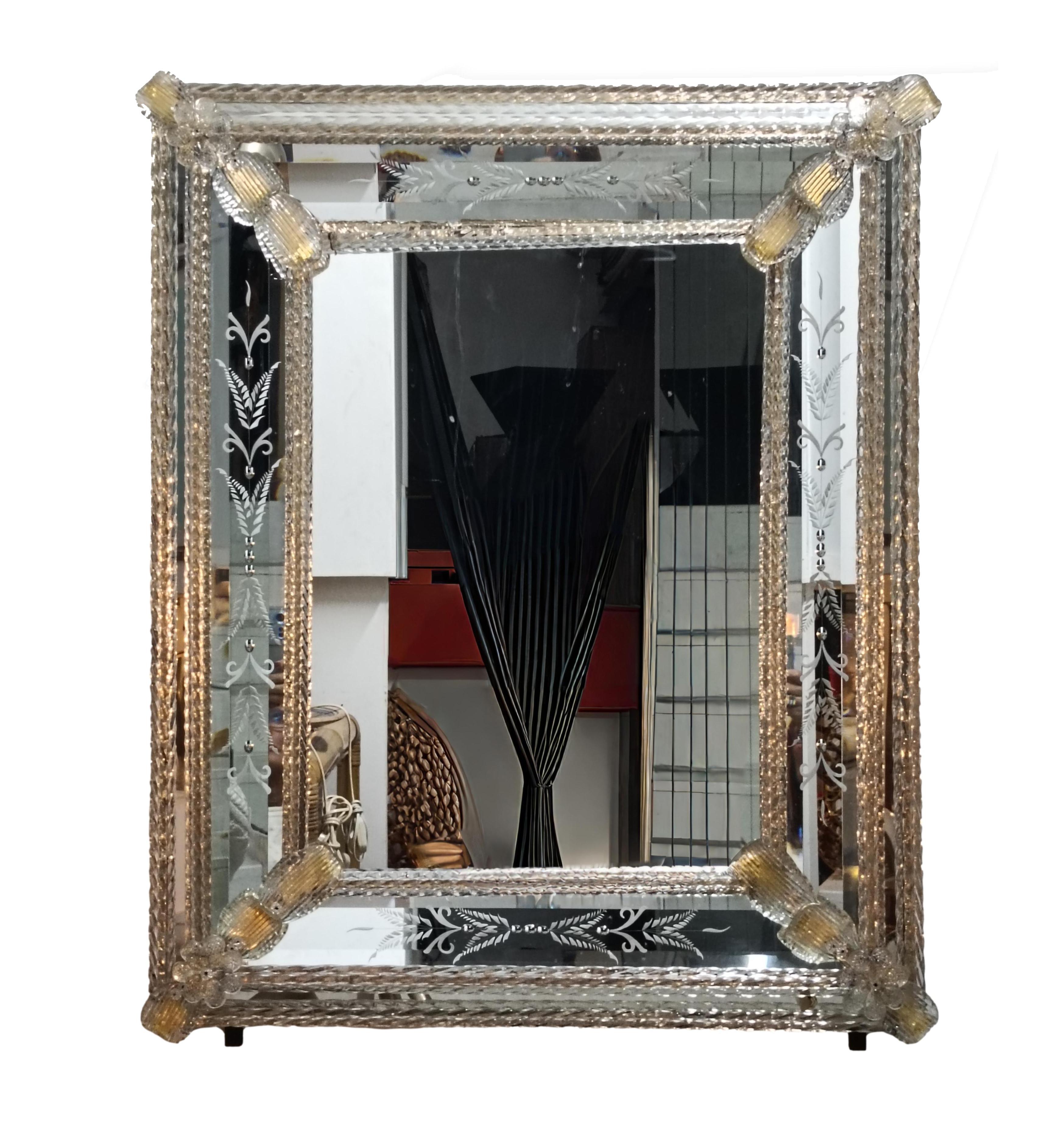 Ein wunderschönes, rettangoliertes Holz mit floralen venezianischen Verzierungen, die von Hand mit Blumen und Nebeln aus orangenem Murano-Vetro eingearbeitet wurden.
Es kann vertikal oder horizontal aufgestellt werden.
Lo specchio e' un pezzo d'arte