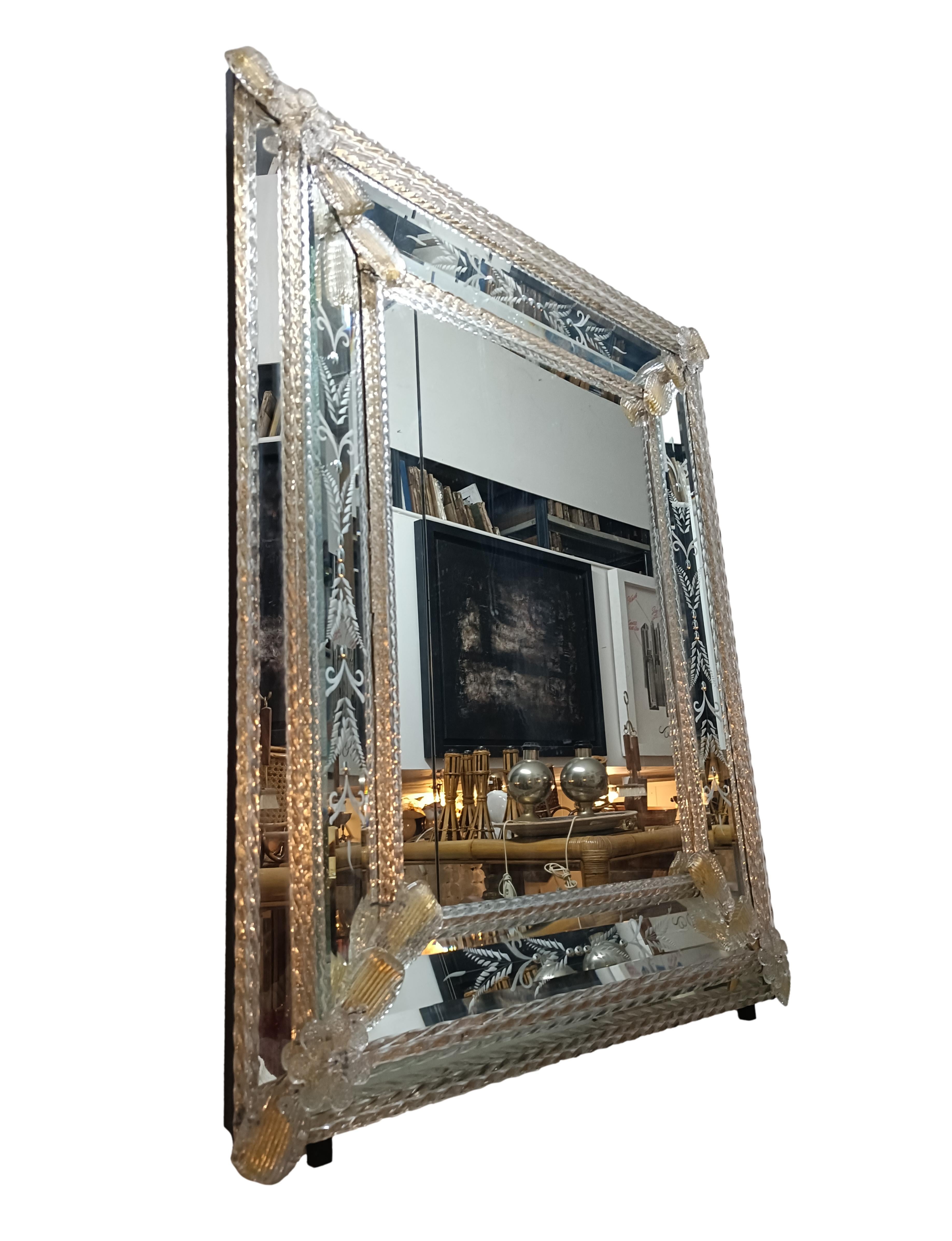 Specchio da Parete Veneziano con Motivi Floreali, Fiori e Foglie in Foglia Oro (Moderne der Mitte des Jahrhunderts) im Angebot