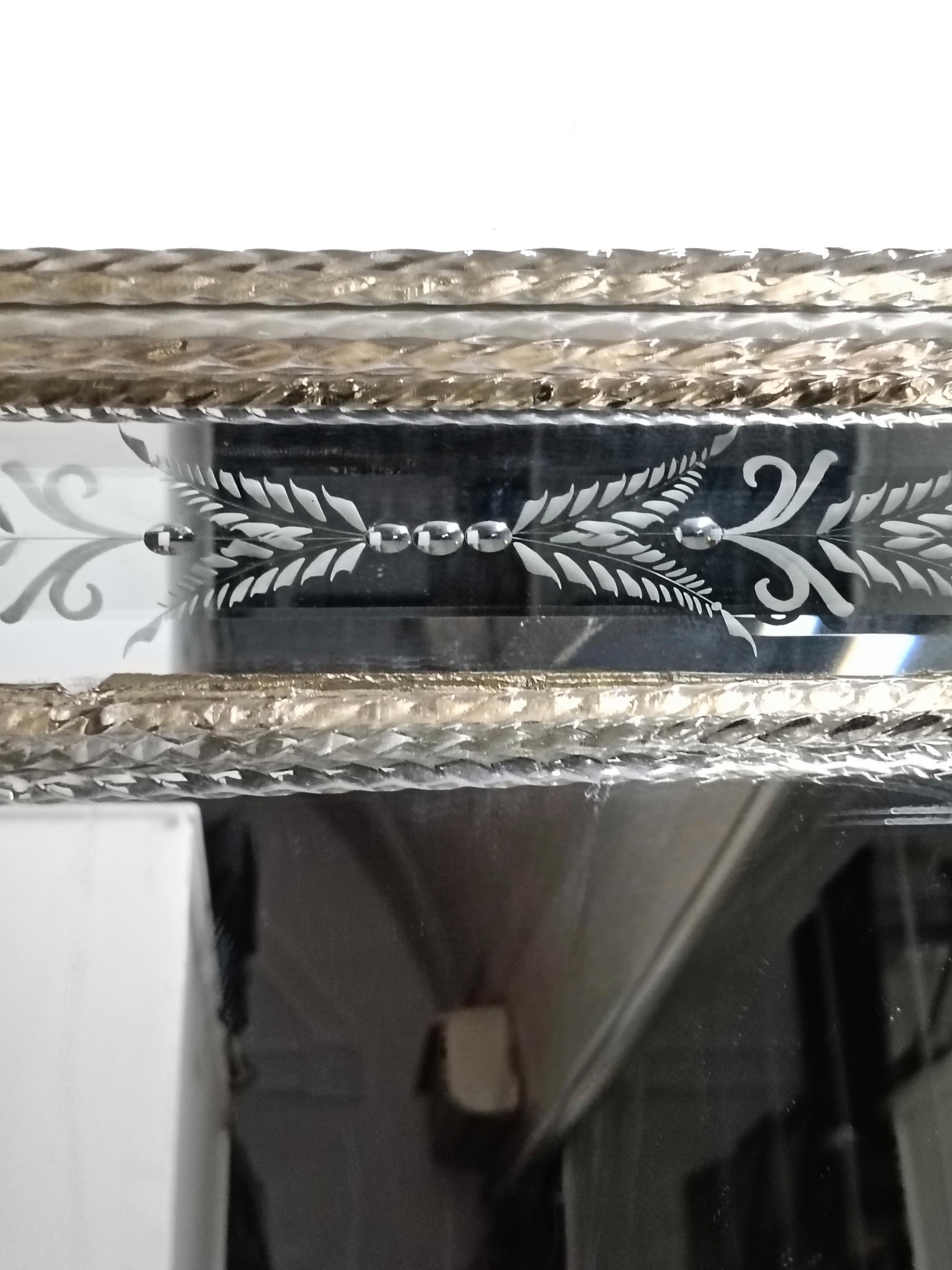 Specchio da Parete Veneziano con Motivi Floreali, Fiori e Foglie in Foglia Oro (Italienisch) im Angebot