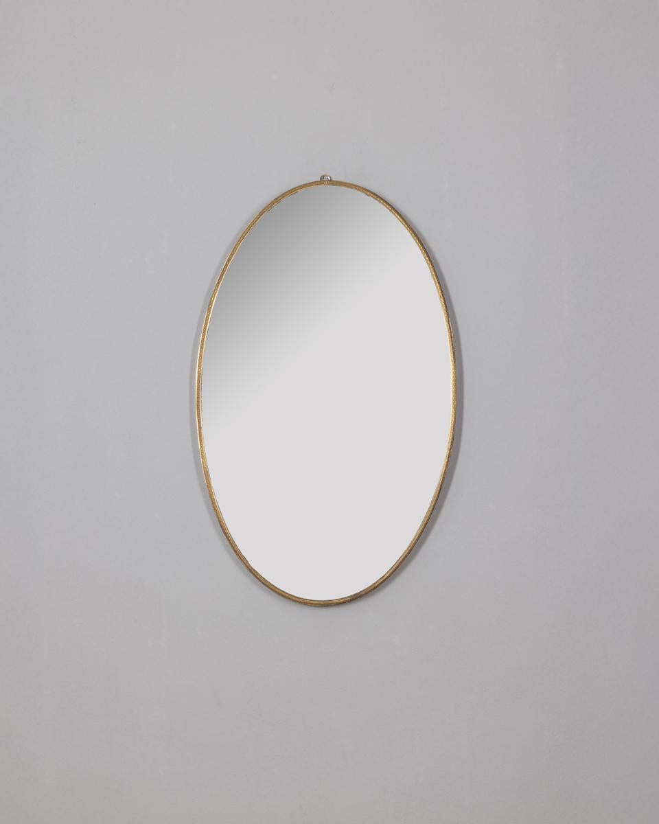 Espejo ovalado de pared en latón dorado y decorado, diseño italiano, años 50.

CONDICIÓN:
En buen estado, muestra signos de desgaste debido al paso del tiempo

DIMENSIONES: 
Altura 78 cm; Anchura 48 cm; Longitud 2 cm

MATERIALES: 
Latón y