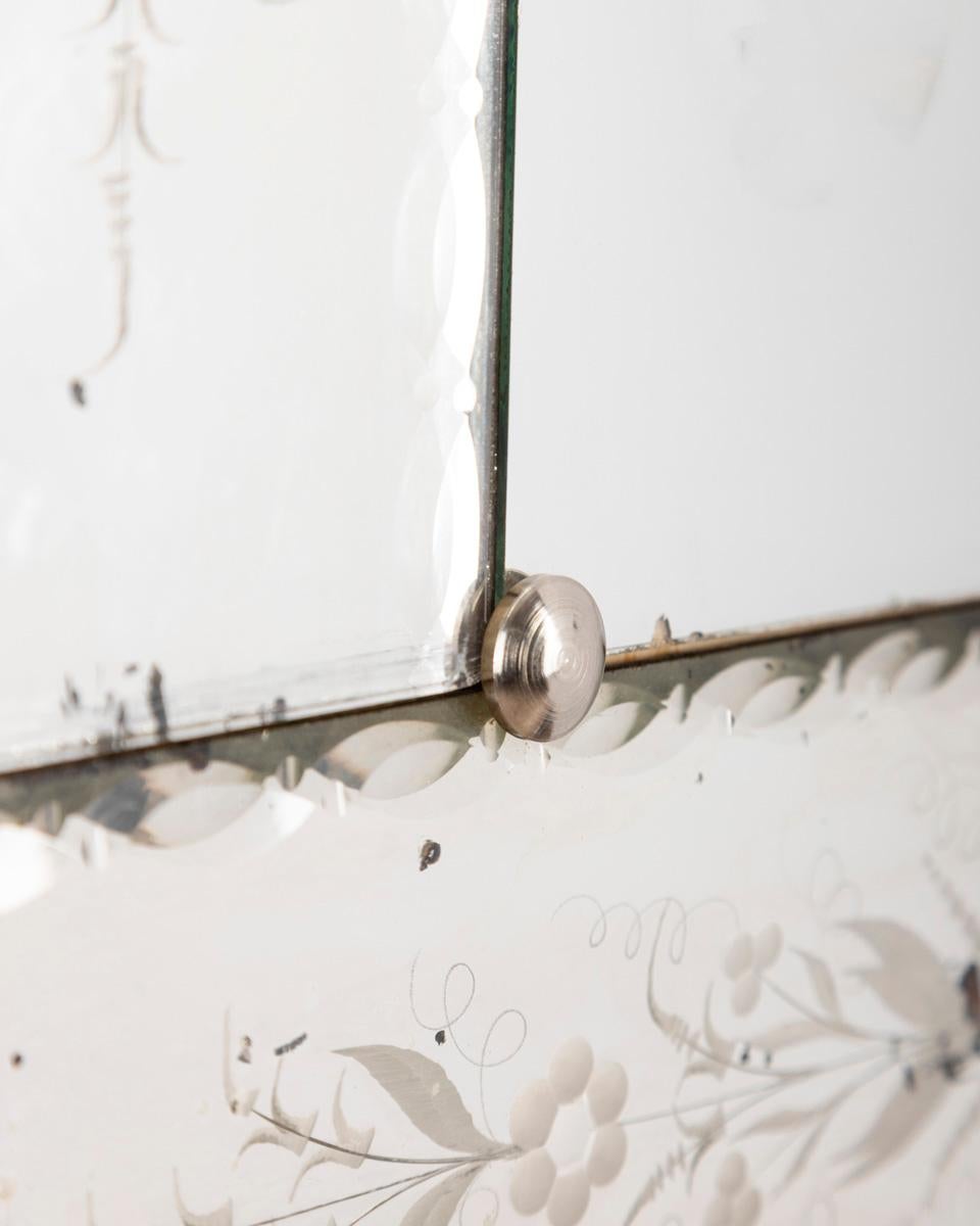 Wandspiegel aus dekoriertem Glas aus den 1950er Jahren Italienisches Design im Angebot 1