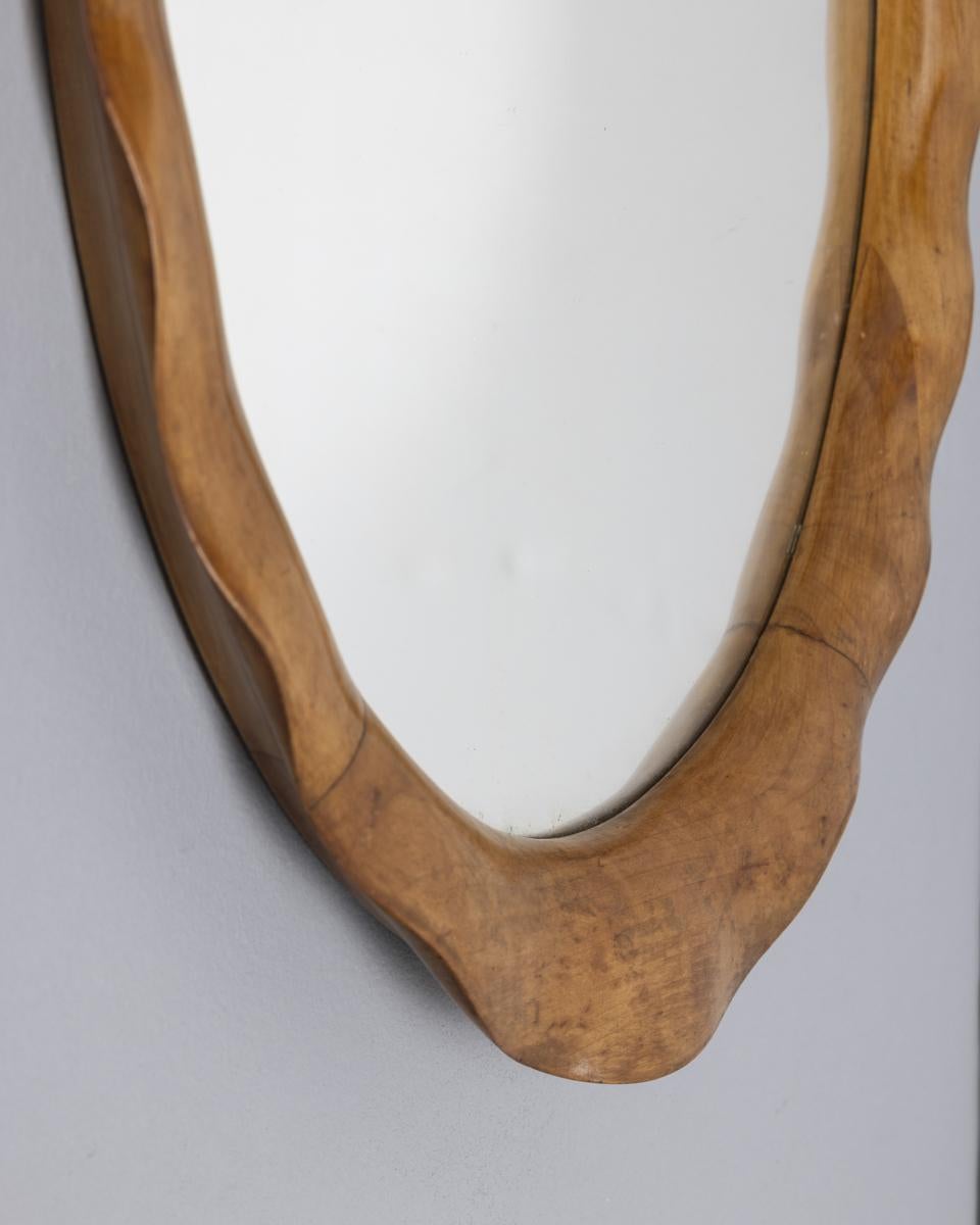 Espejo de pared ovalado con marco de madera ondulada, diseño italiano, años 60.

CONDICIÓN:
En buen estado, puede mostrar signos de desgaste debido al paso del tiempo.

DIMENSIONES: 
Altura 62 cm; anchura 42 cm; profundidad 4 cm;

MATERIALES: