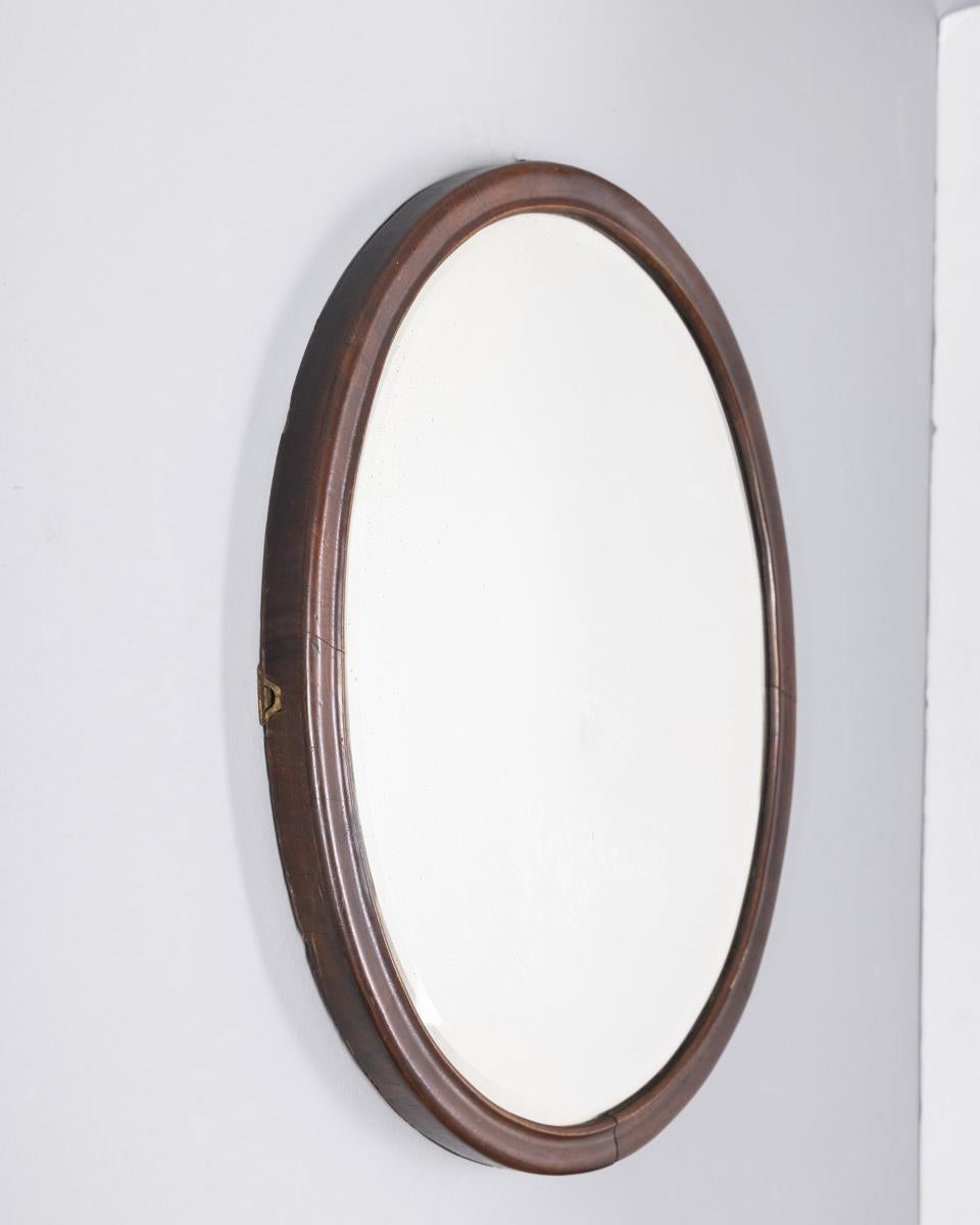 Espejo de pared ovalado con marco de nogal, diseño italiano, años 60.

CONDICIÓN:
En buen estado, puede mostrar signos de desgaste debido al paso del tiempo.

DIMENSIONES: 
Altura 67 cm; anchura 53 cm; profundidad 4 cm;

MATERIALES: 
Madera y