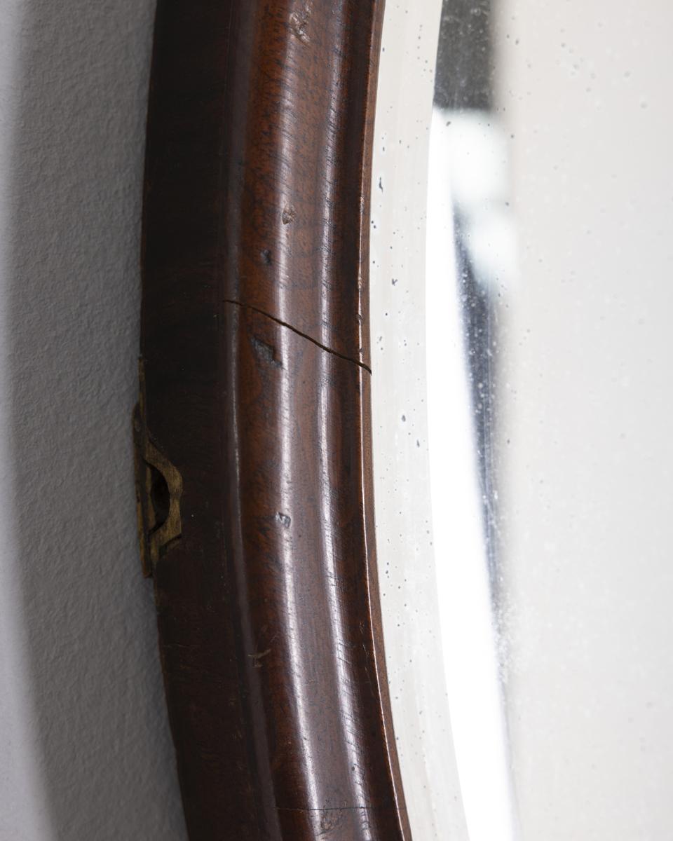 Espejo de pared vintage de diseño italiano de los años 60 en madera de nogal Vidrio en venta