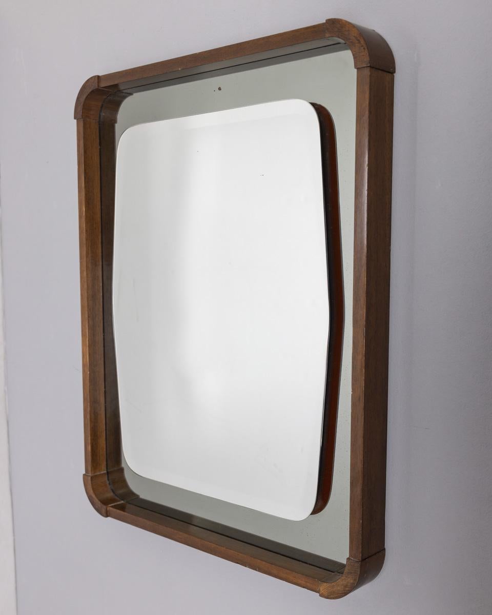 Miroir mural vintage des années 60 en bois et verre fumé design italien en vente 2