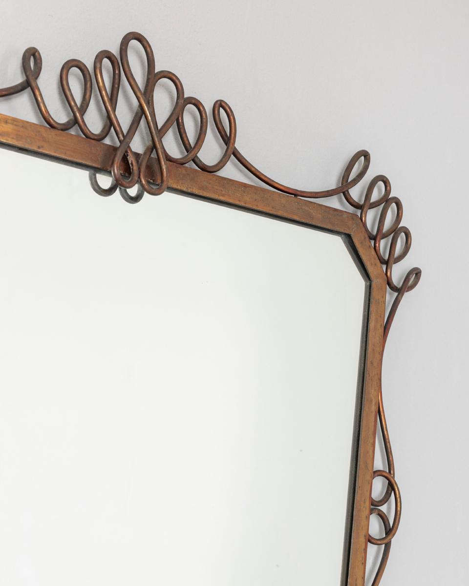 Specchio da parete con cornice in ottone lavorato, design Pier Luigi Colli per Colli, anni 60.

CONDIZIONI:
In buone condizioni, può presentare segni d'usura dati dal tempo.

DIMENSIONI: 
Altezza 125 cm; Larghezza 71 cm;  Lunghezza 3 cm; 