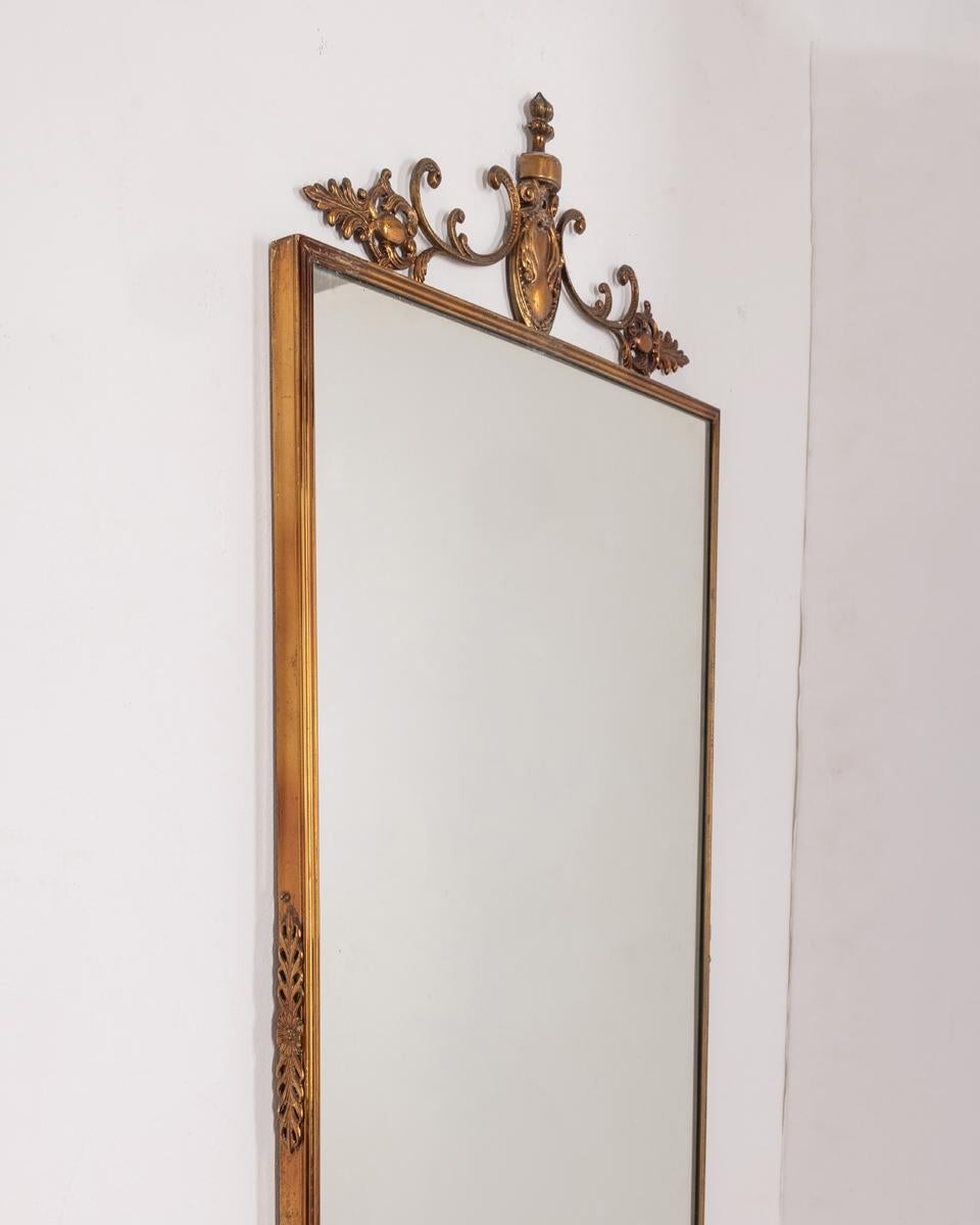 Specchio da parete, cornice con decori in ottone dorato, design Italiano, anni 60

CONDIZIONI: In buone condizioni, presenta segni d'usura dati dal tempo.

DIMENSIONI: Altezza 104 cm; Larghezza 47 cm; Lunghezza 2 cm

MATERIALI: Ottone e Vetro

ANNO