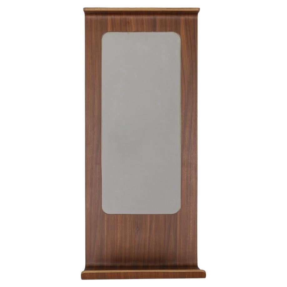 Miroir mural avec cadre en bois de teck incurvé, conçu par Franco Campo et Carlo Graffi, années 1960.

CONDITION :
En bon état, peut présenter des signes d'usure dus à l'âge.

DIMENSIONS :
Hauteur 82 cm ; largeur 36 cm ; profondeur 20 cm