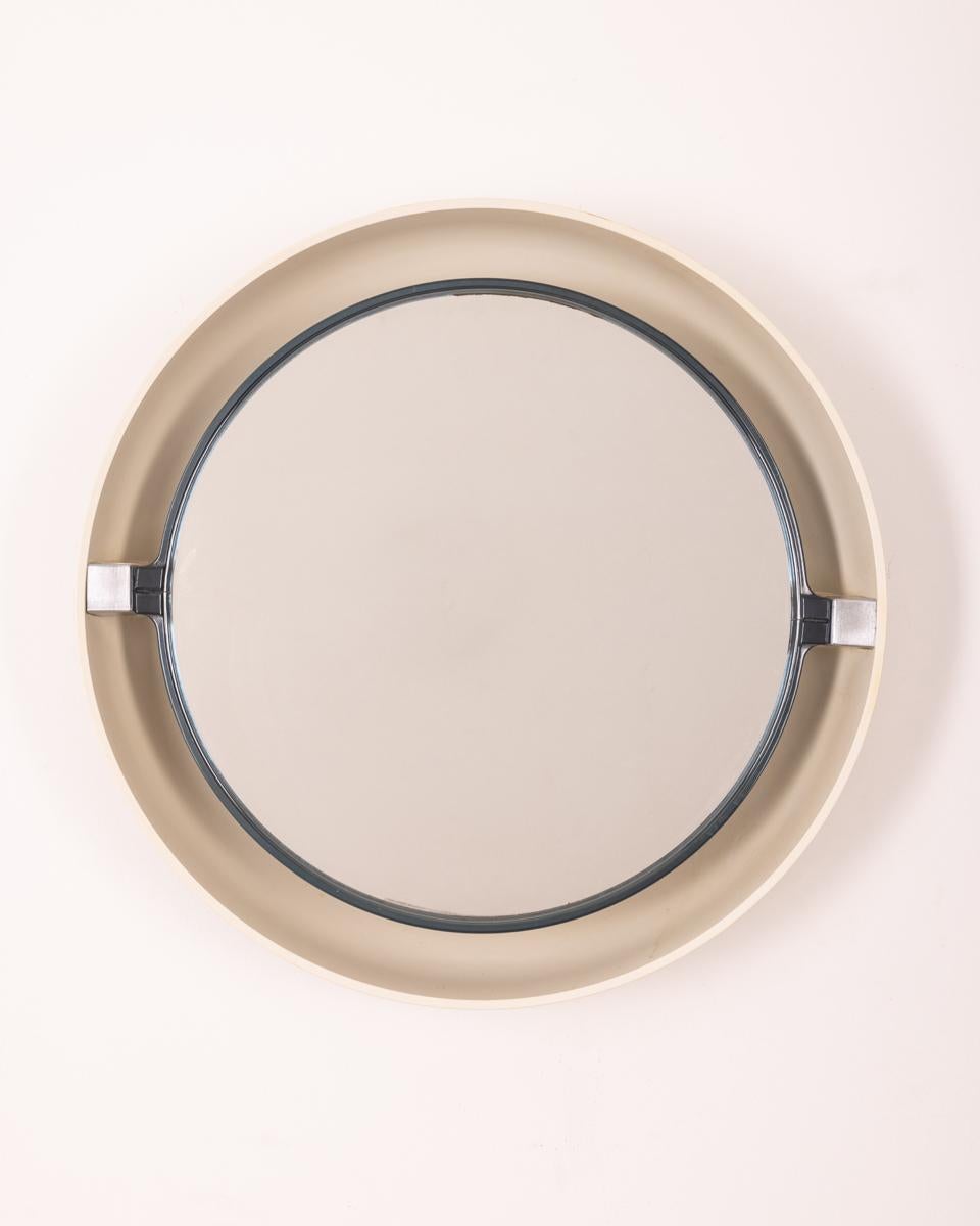 Specchio rotondo da parete in plastica bianca, retroilluminato, prodotto in Francia, design Allibert, anni 70.

CONDIZIONI: In buone condizioni, funzionante, presenta segni d'usura dati dal tempo.

DIMENSIONI: Altezza 61 cm; Profondità 11