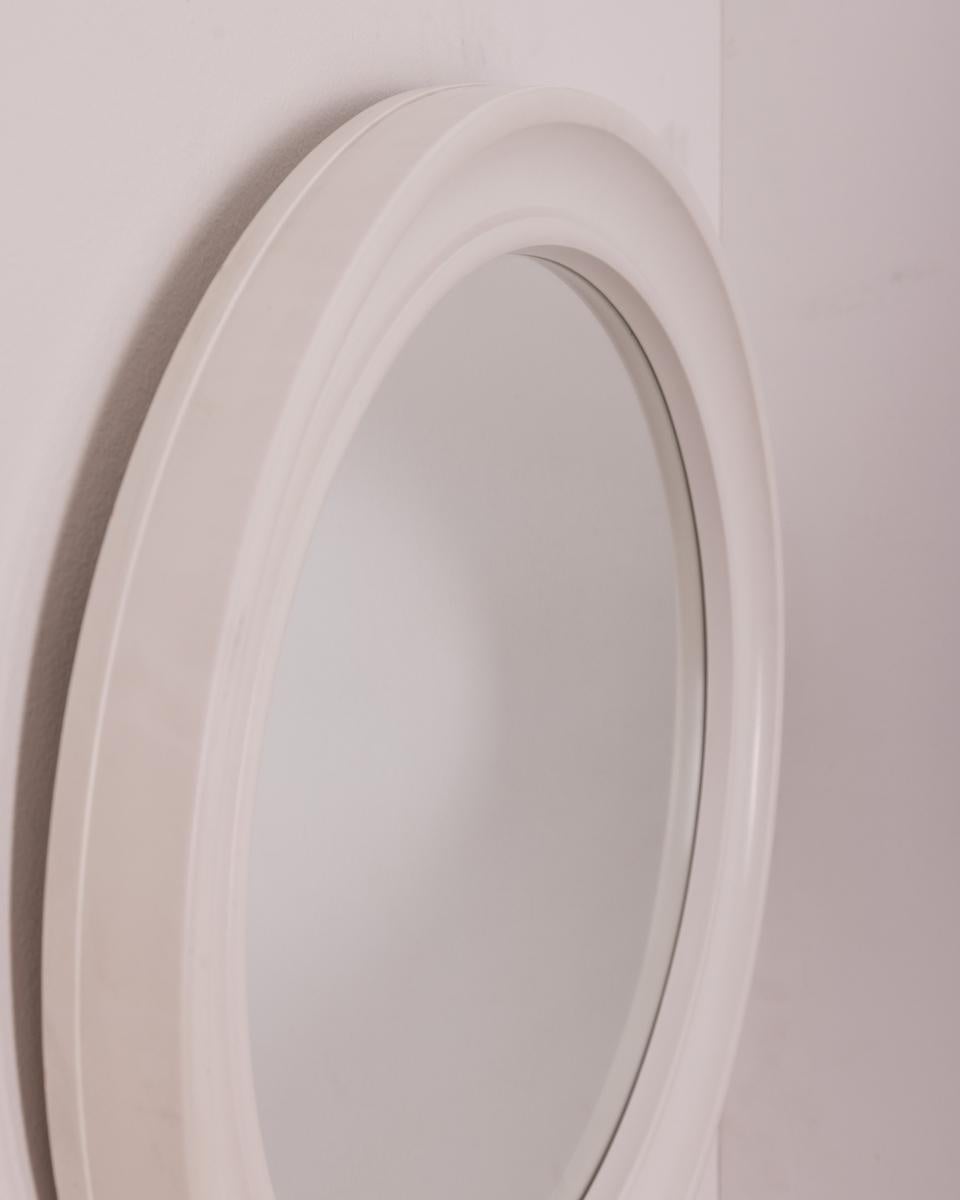Oval wall mirror with white plastic frame, design Carrara Matta, 1970s.

CONDITION:
In good, working condition, may show slight signs of wear given by time.

SIZING:
Height 57 cm; width 67 cm; length 5 cm;