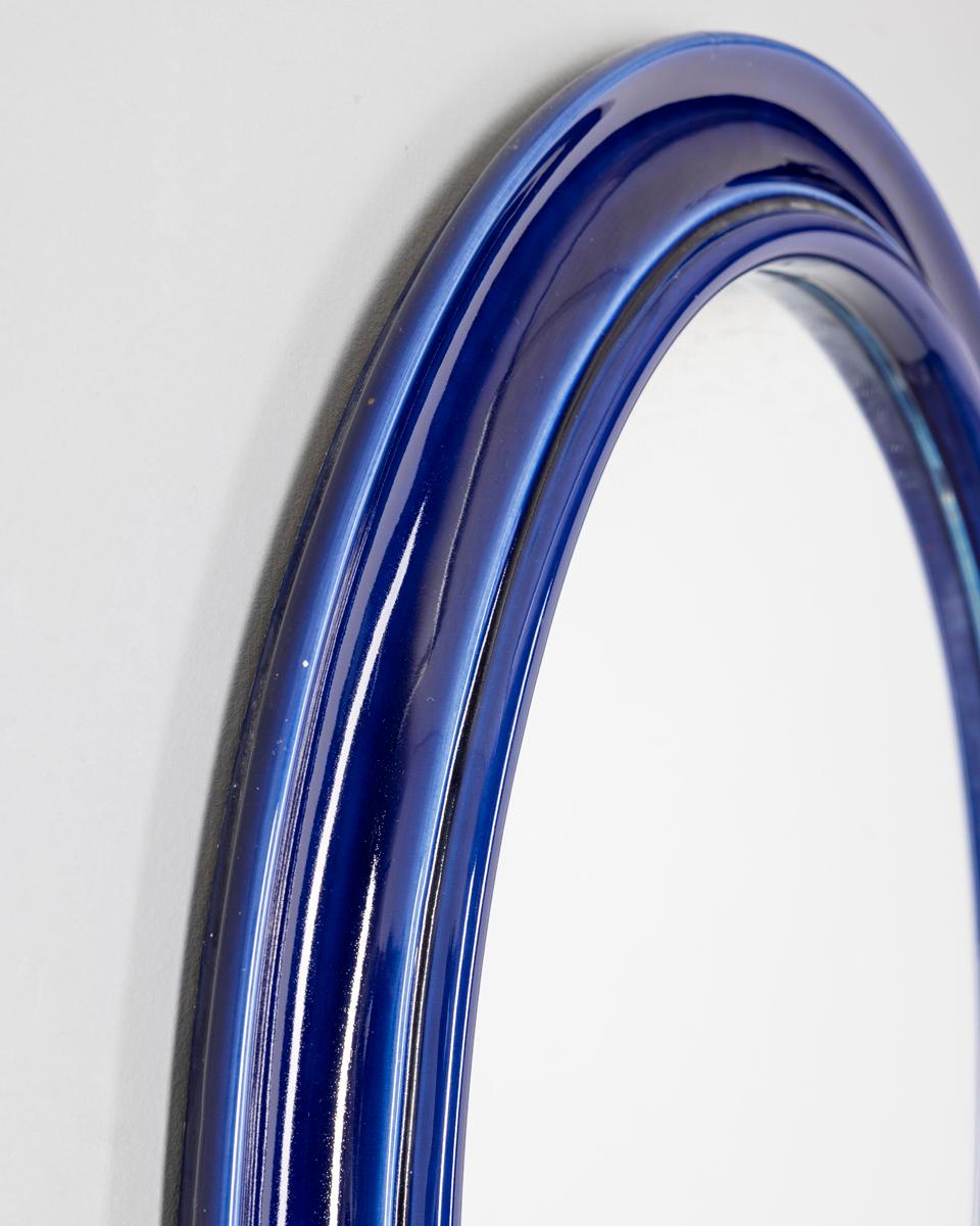 Specchio da parete ovale con cornice in ceramica blu, design Italiano, anni 70.

CONDIZIONI:
In buone condizioni, può presentare segni d'usura dati dal tempo.

DIMENSIONI: 
Altezza 70 cm; Larghezza 55 cm;  Lunghezza 4 cm;  

MATERIALI: 
Ceramica e