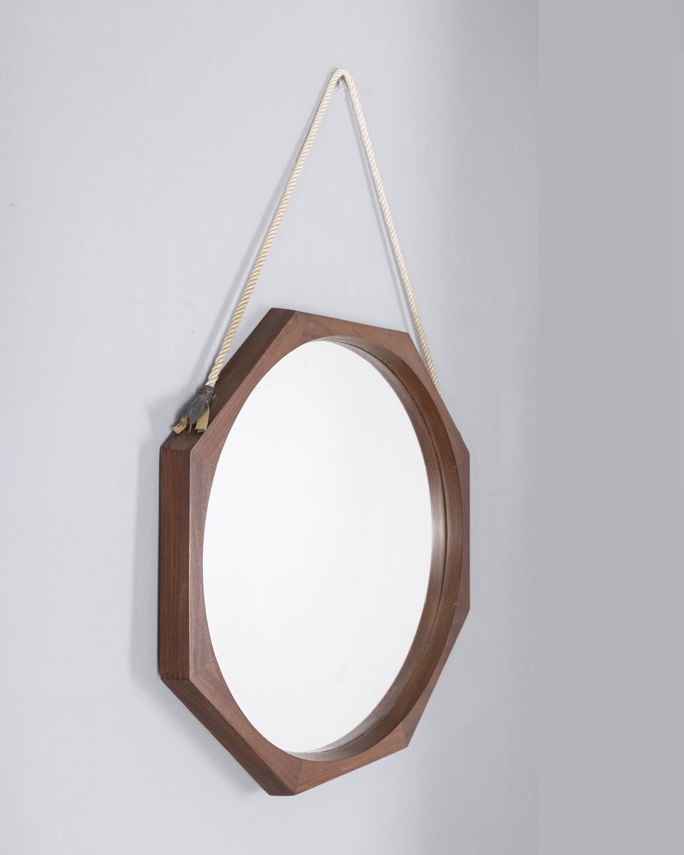 Espejo de pared octogonal con marco de madera, con cuerda para sujetarlo a la pared, años 60.

CONDICIÓN:
En buen estado, puede mostrar signos de desgaste debido al paso del tiempo.

DIMENSIONES: 
Altura 82 cm; anchura 53 cm; profundidad 4